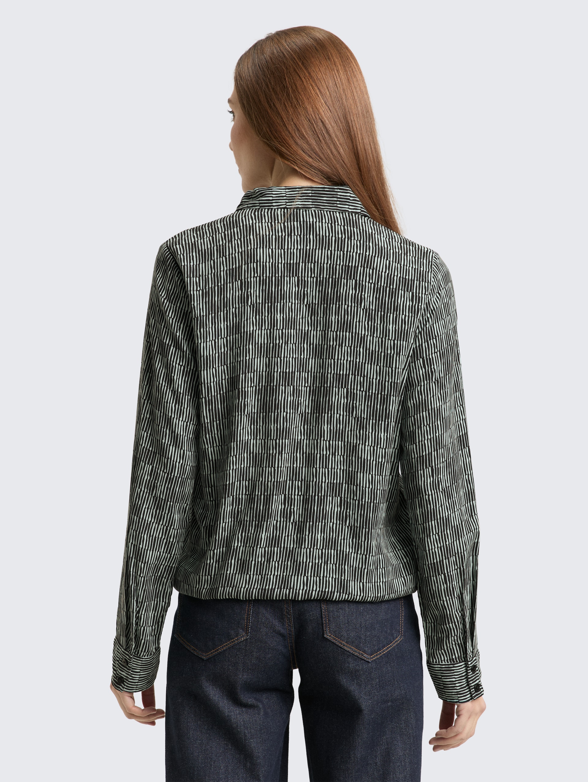 Bluse mit Muster - irregular moss graphic design - Auschnitt Model-Rückansicht