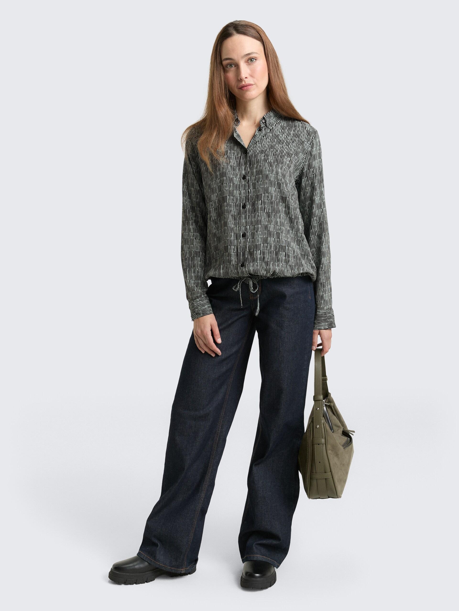 Bluse mit Muster - irregular moss graphic design - Model-Vorderansicht