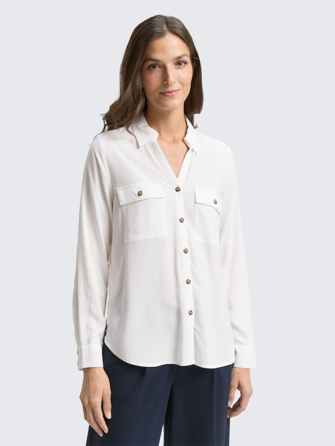 Hemdbluse mit Brusttaschen - Whisper White - Ausschnitt Model-Vorderansicht