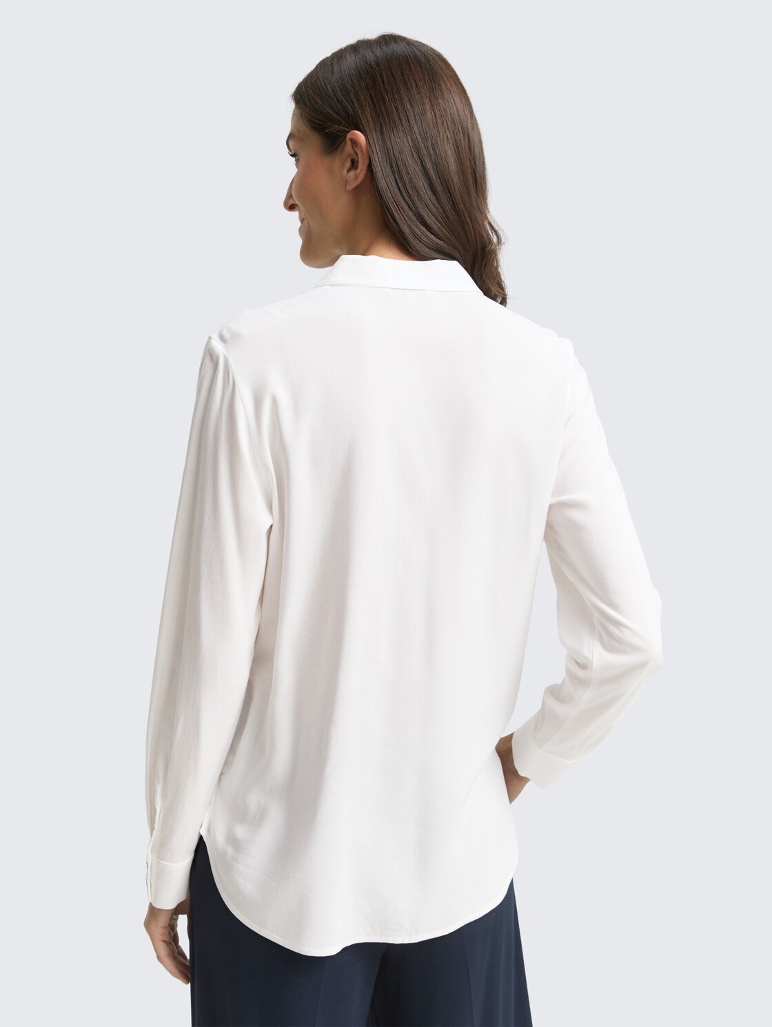 Hemdbluse mit Brusttaschen - Whisper White - Auschnitt Model-Rückansicht
