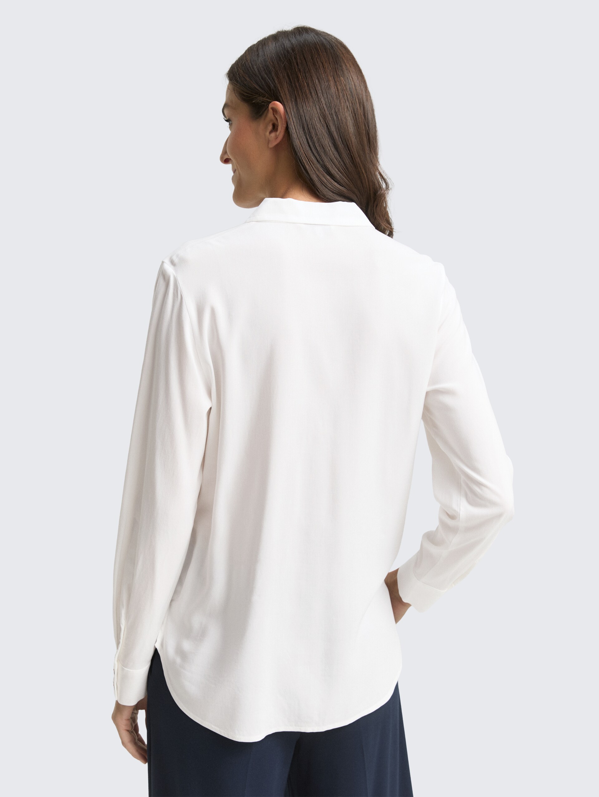 Hemdbluse mit Brusttaschen - Whisper White - Auschnitt Model-Rückansicht