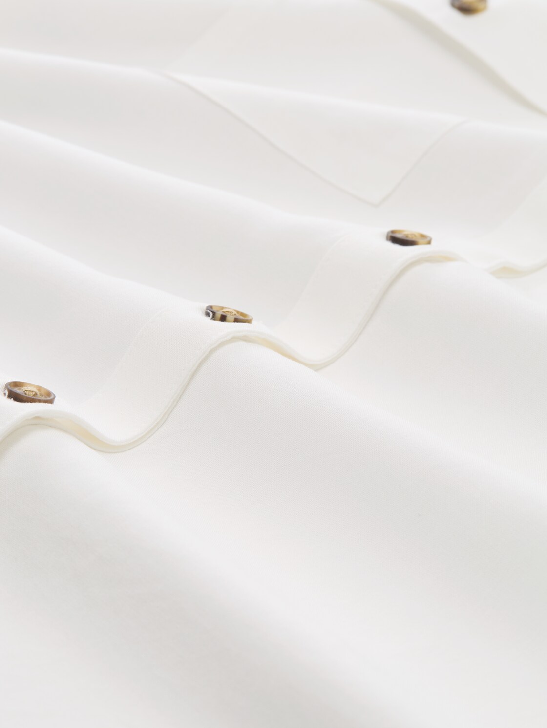 Hemdbluse mit Brusttaschen - Whisper White - Material-Ansicht