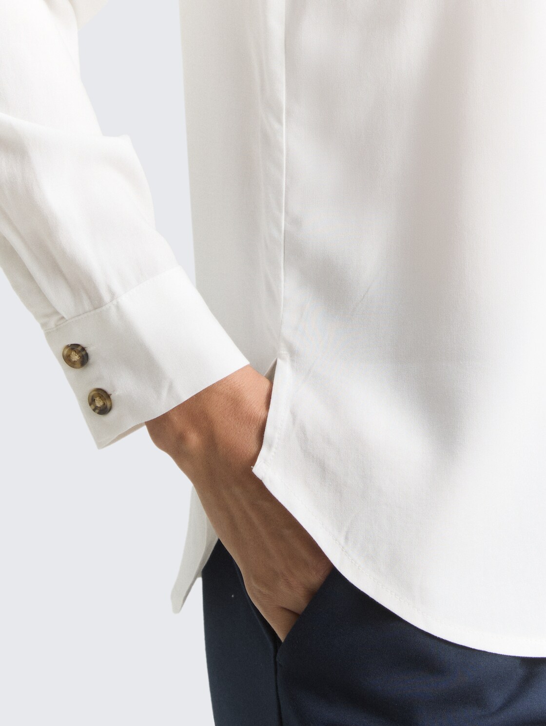 Hemdbluse mit Brusttaschen - Whisper White - Detail-Model-Ansicht