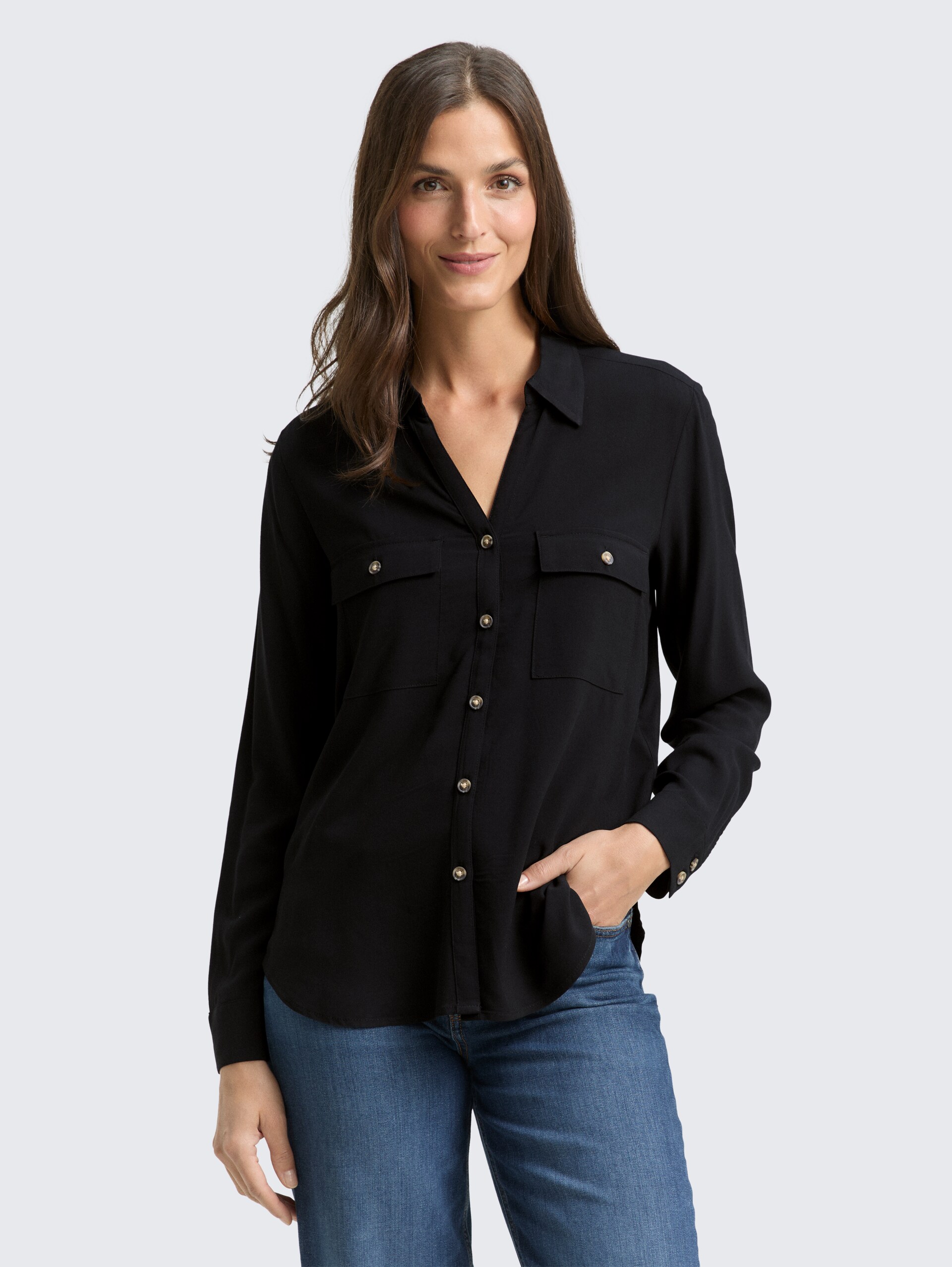 Hemdbluse mit Brusttaschen - deep black - Ausschnitt Model-Vorderansicht