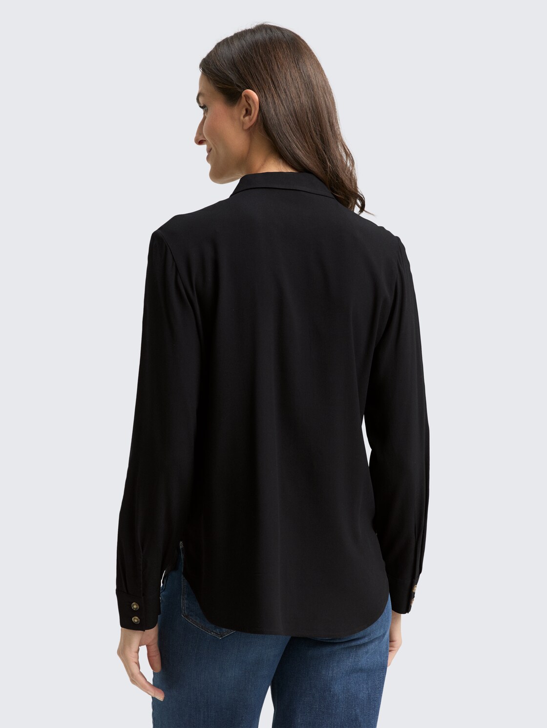 Hemdbluse mit Brusttaschen - deep black - Auschnitt Model-Rückansicht