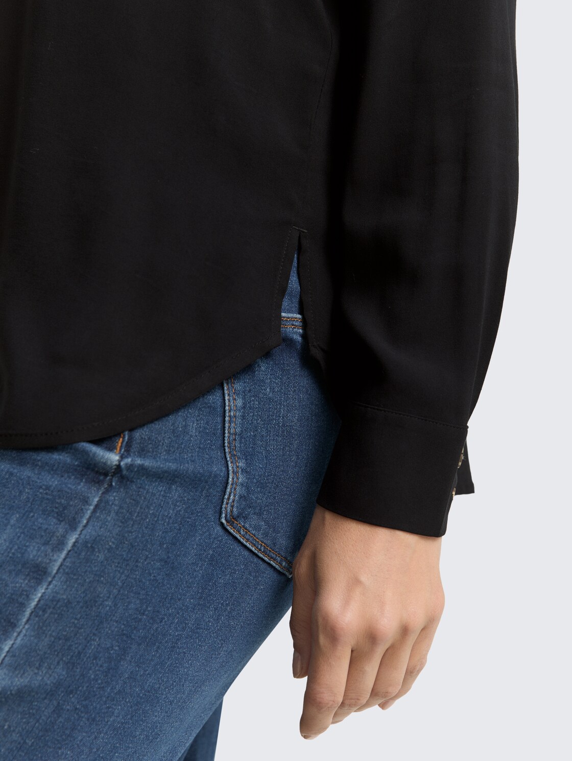 Hemdbluse mit Brusttaschen - deep black - Detail-Model-Ansicht