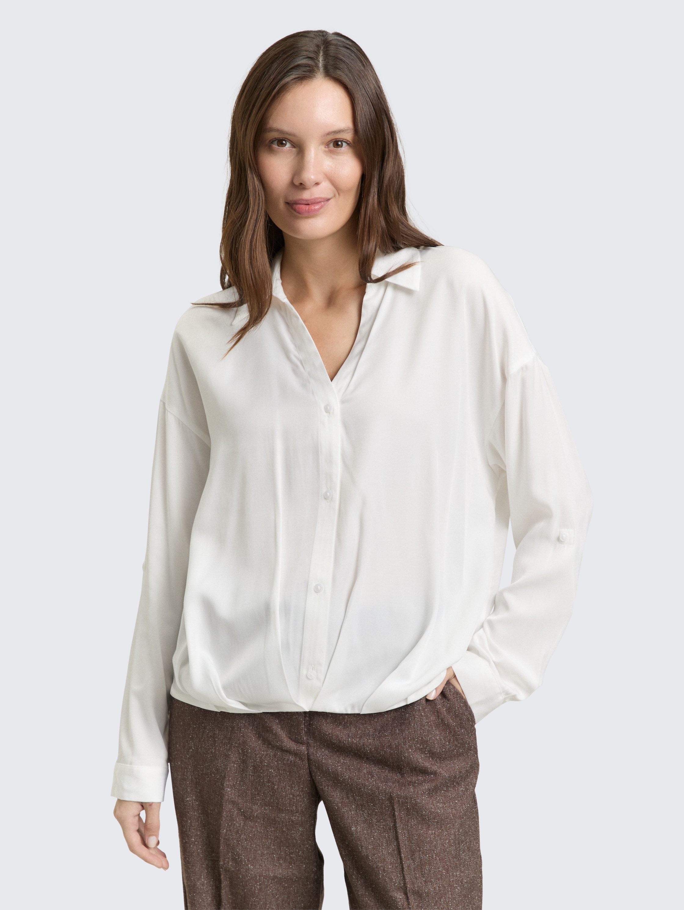 Chemisier oversize en satin avec revers - Whisper White - Découpe Vue de face du modèle