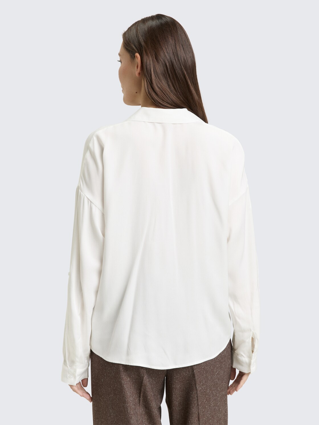 Oversized Satinbluse mit Turn-up-Funktion - Whisper White - Auschnitt Model-Rückansicht