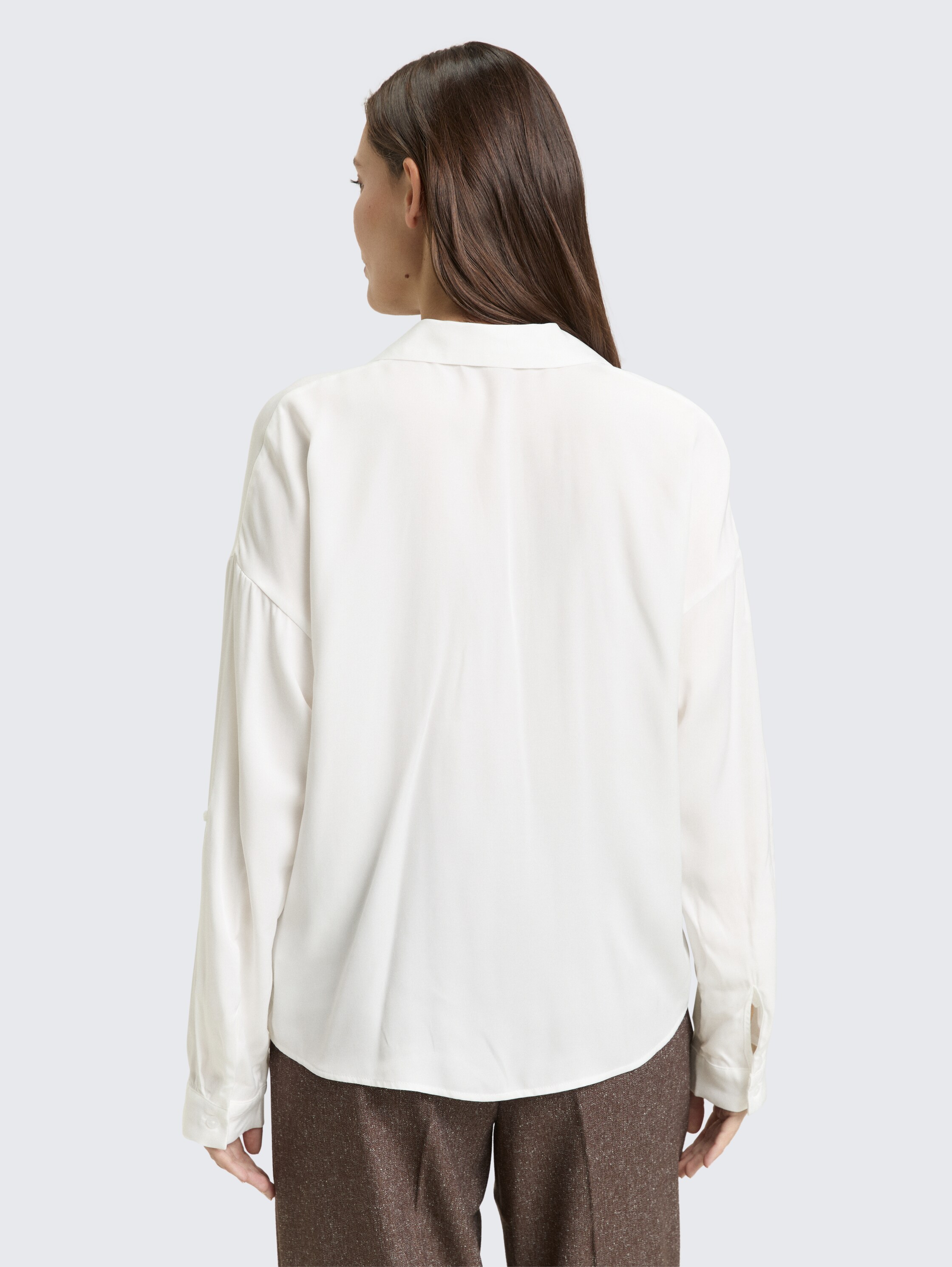 Chemisier oversize en satin avec revers - Whisper White - Découpe Vue arrière du modèle