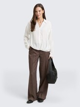 Oversized Satinbluse mit Turn-up-Funktion - Whisper White - Model-Vorderansicht