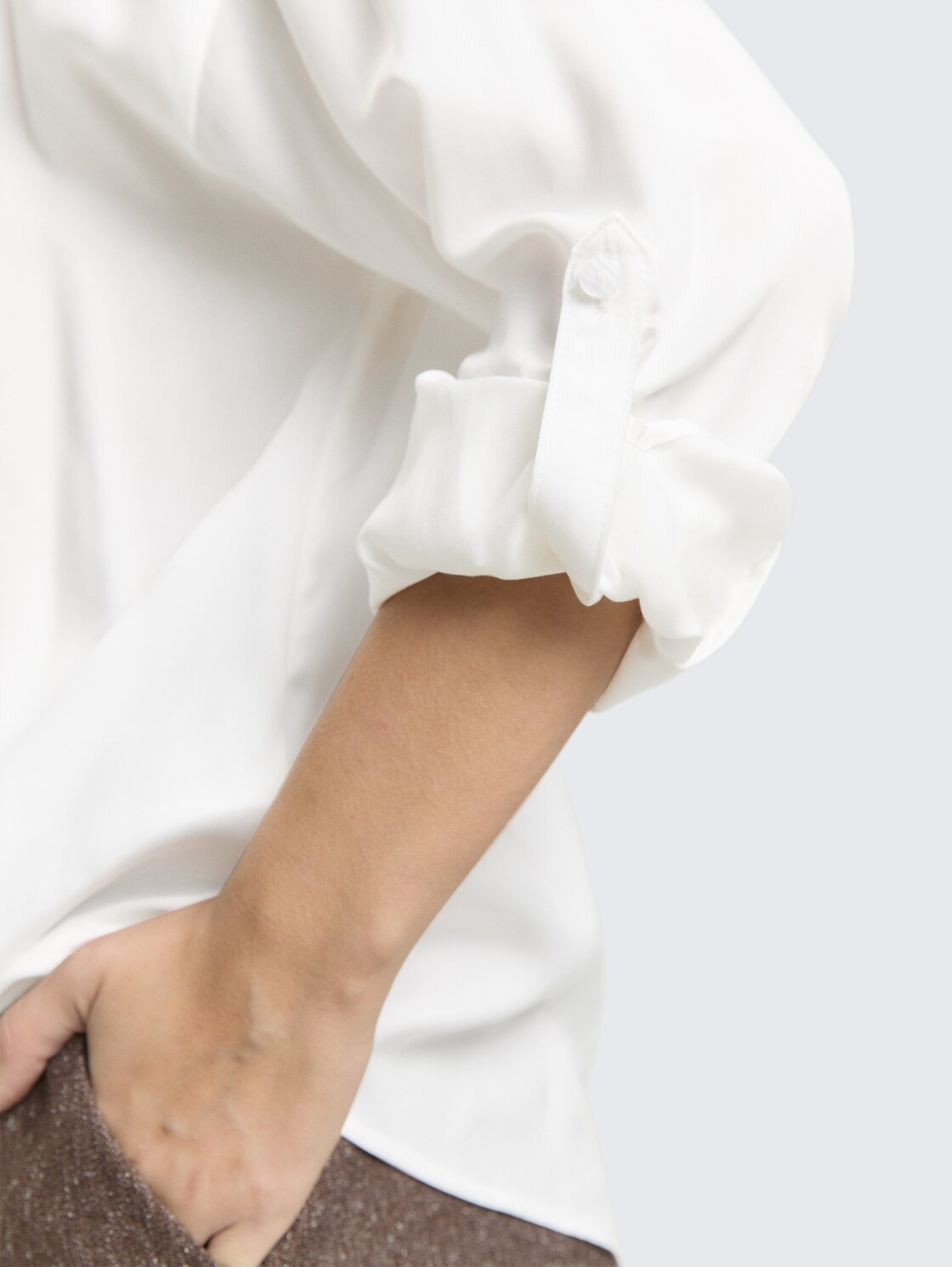 Oversized Satinbluse mit Turn-up-Funktion - Whisper White - Detail-Model-Ansicht