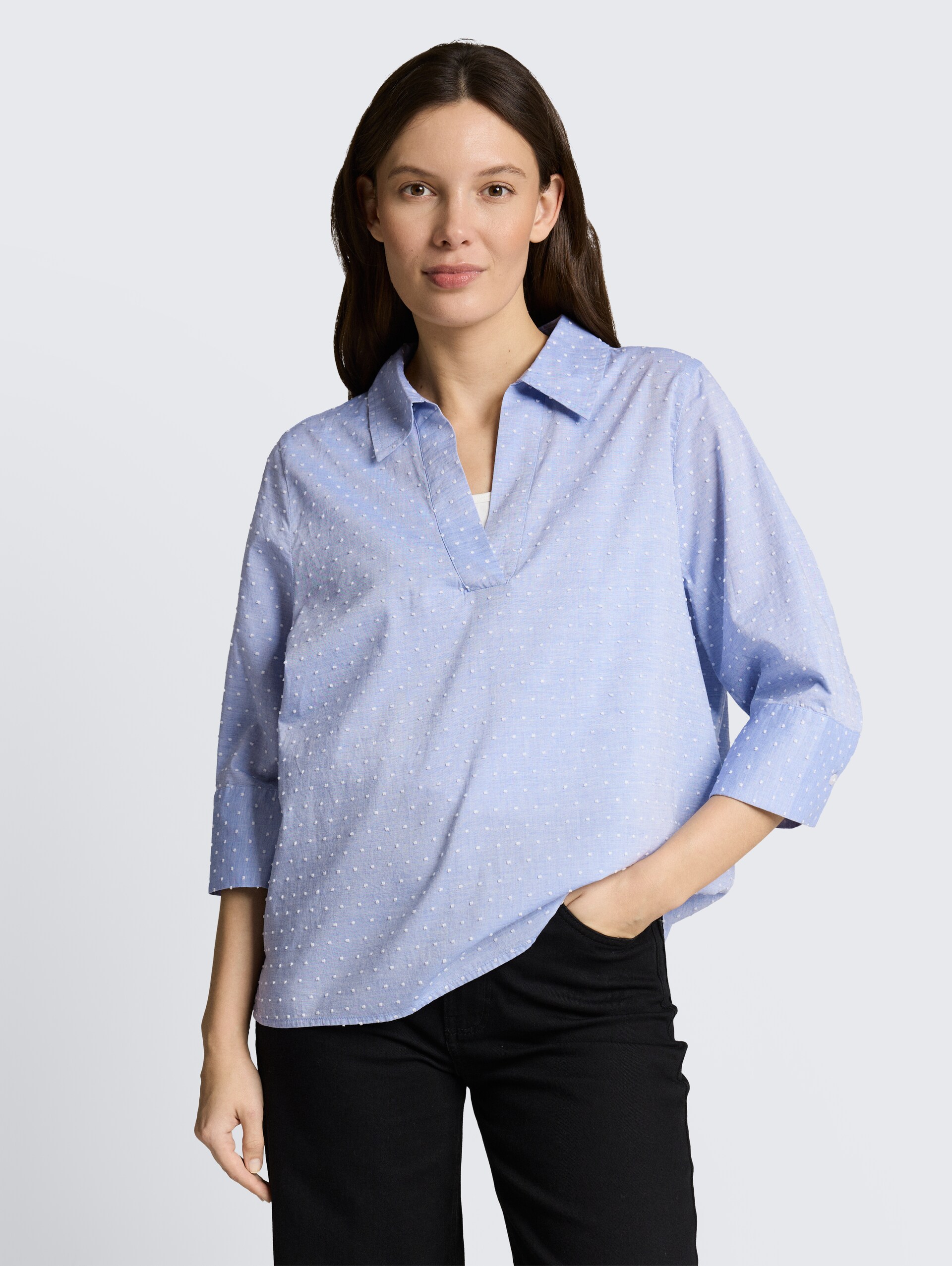 Loose Fit Bluse mit Stickerei - blue white dobby - Ausschnitt Model-Vorderansicht