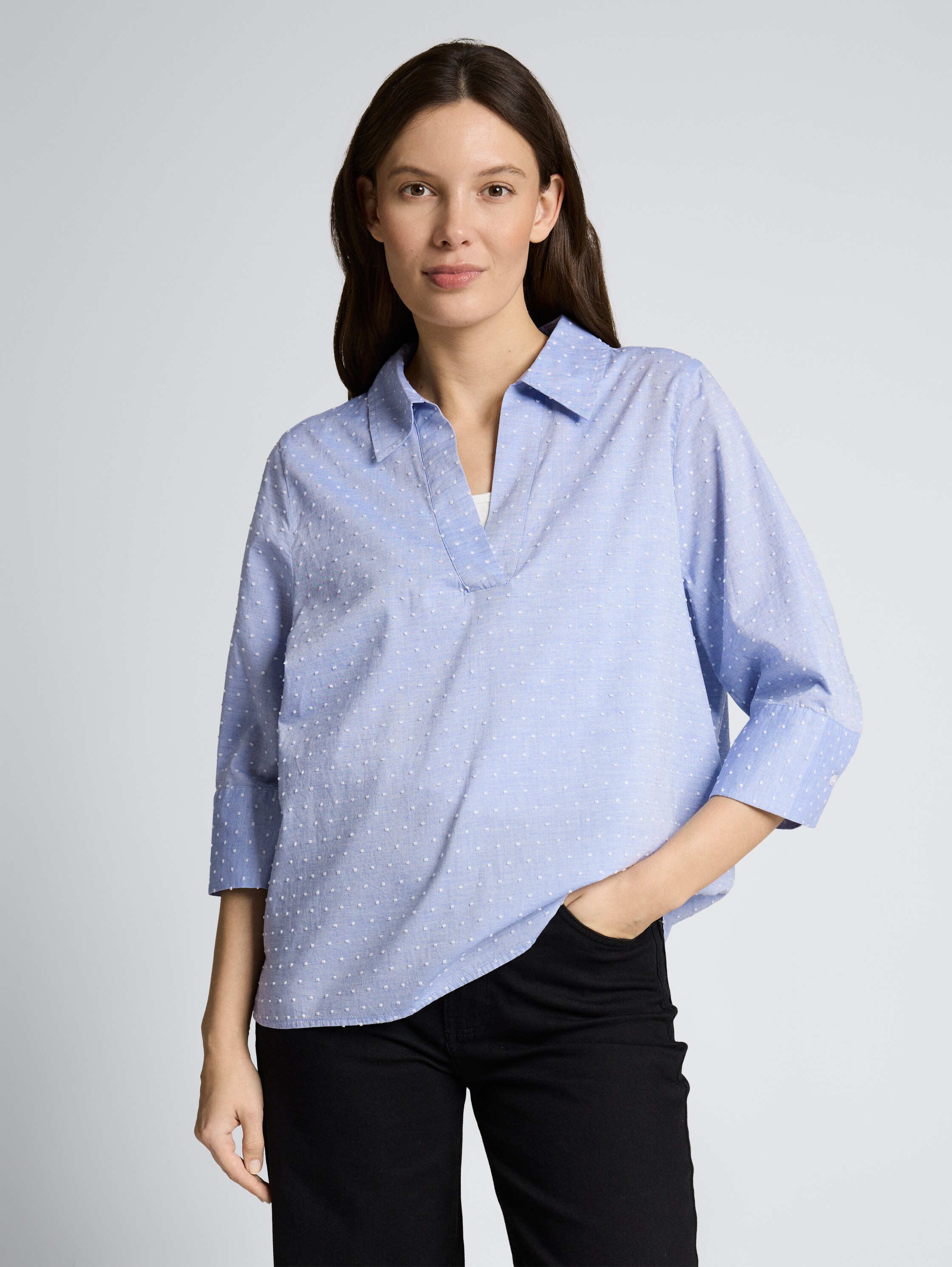 Chemisier ample avec broderies - blue white dobby - Découpe Vue de face du modèle