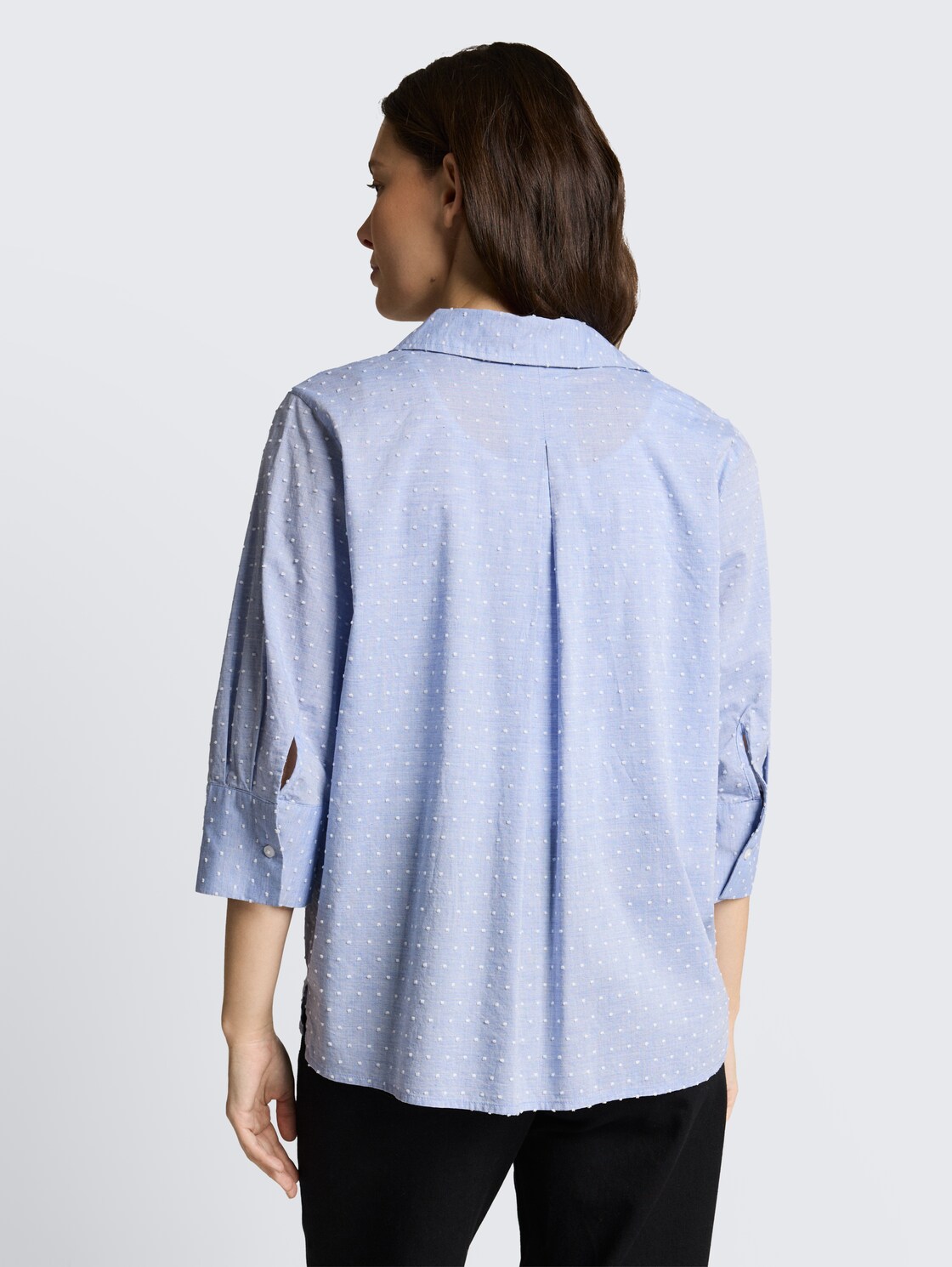 Loose Fit Bluse mit Stickerei - blue white dobby - Auschnitt Model-Rückansicht