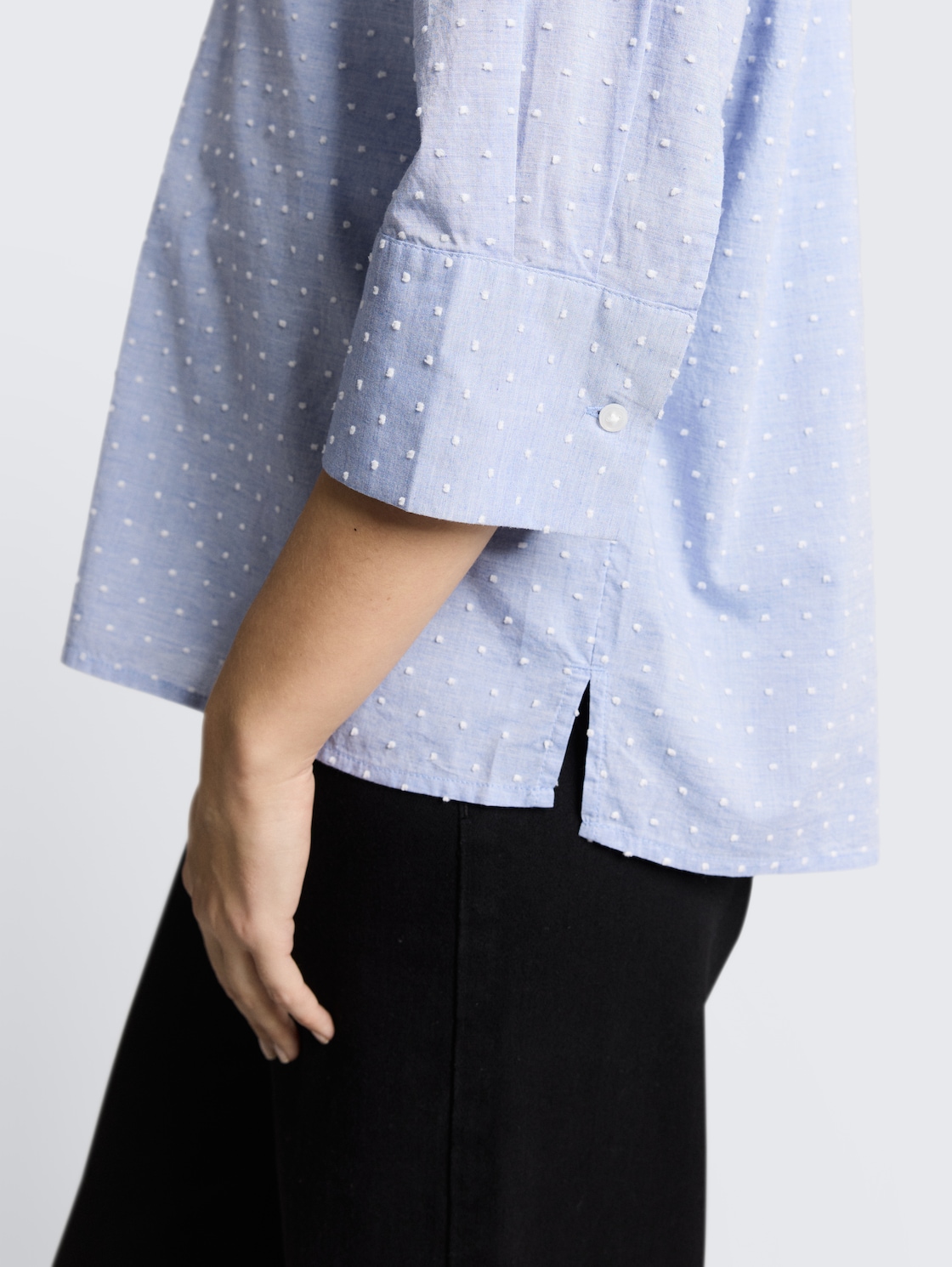 Loose Fit Bluse mit Stickerei - blue white dobby - Detail-Model-Ansicht