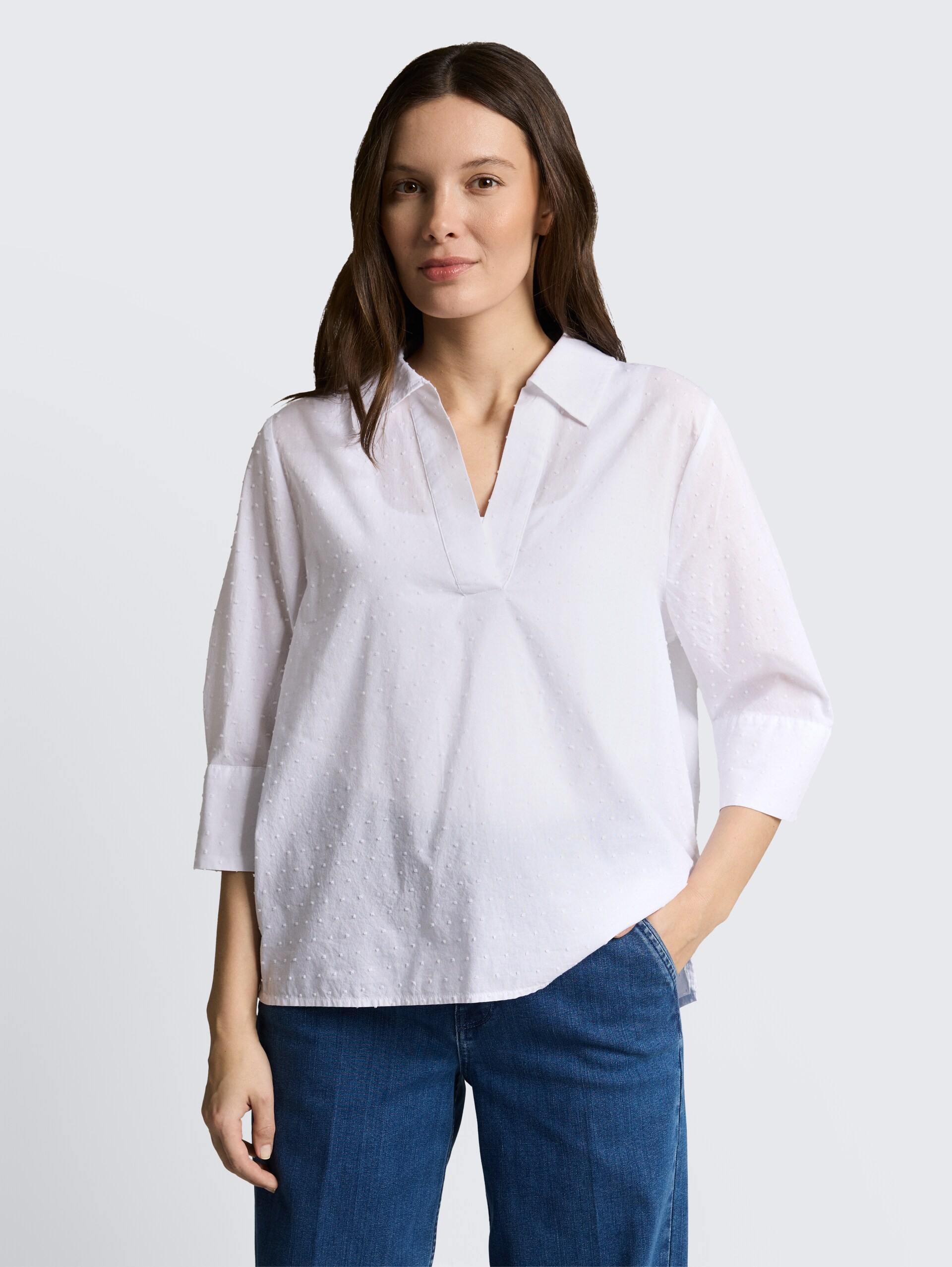 Loose Fit Bluse mit Stickerei - white dobby - Ausschnitt Model-Vorderansicht