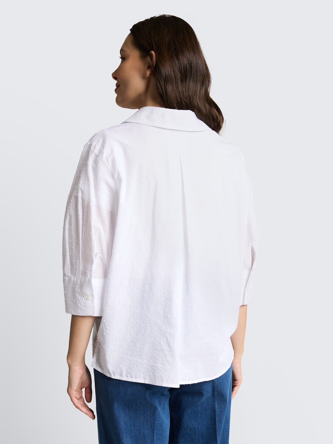 Loose Fit Bluse mit Stickerei - white dobby - Auschnitt Model-Rückansicht