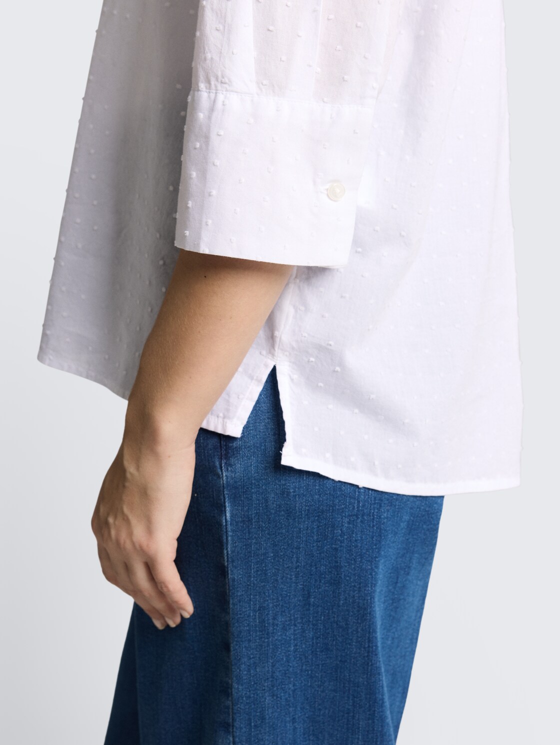 Loose Fit Bluse mit Stickerei - white dobby - Detail-Model-Ansicht