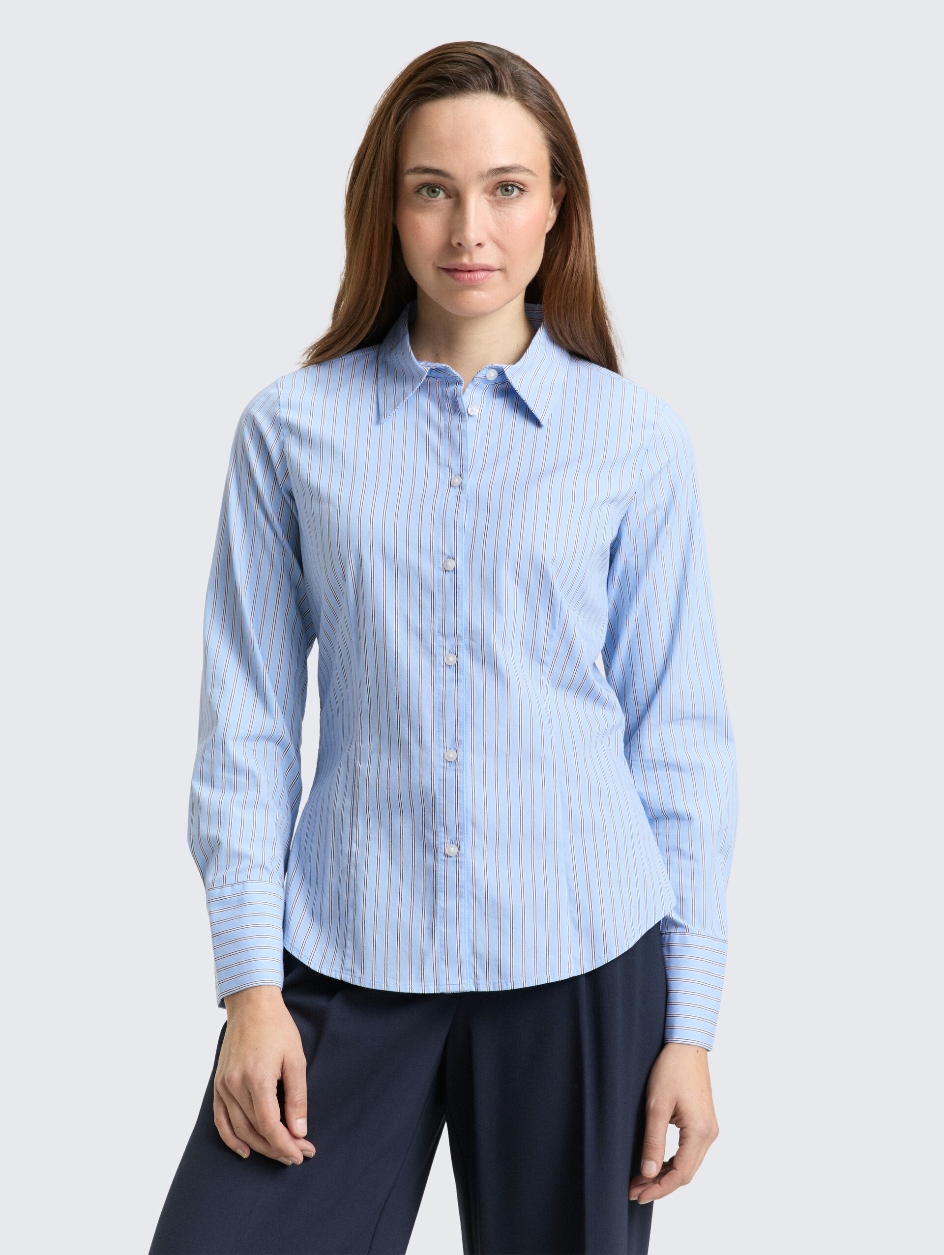 Fitted Popeline Hemdbluse - blue white poplin stripe - Ausschnitt Model-Vorderansicht