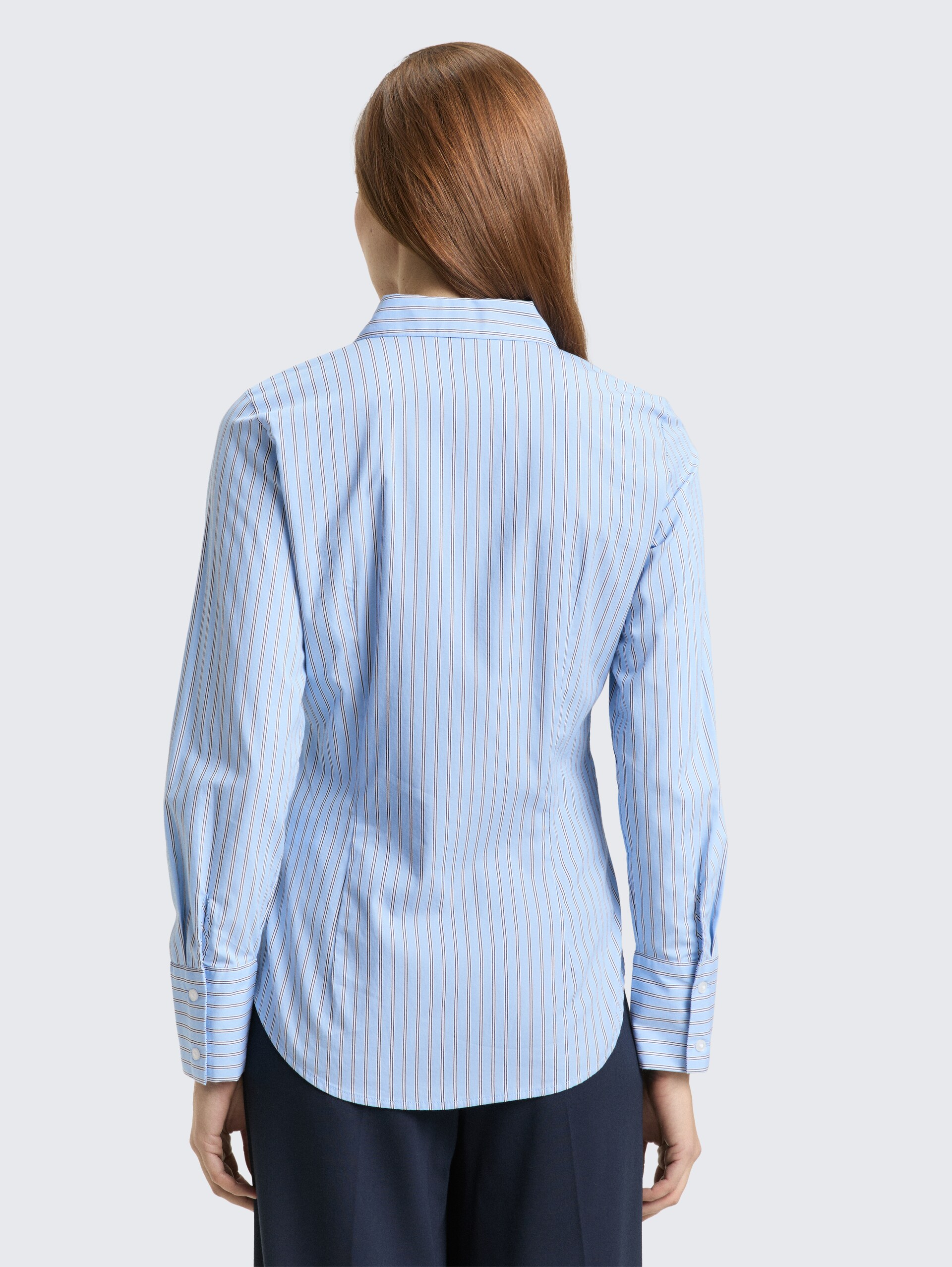 Fitted Popeline Hemdbluse - blue white poplin stripe - Auschnitt Model-Rückansicht