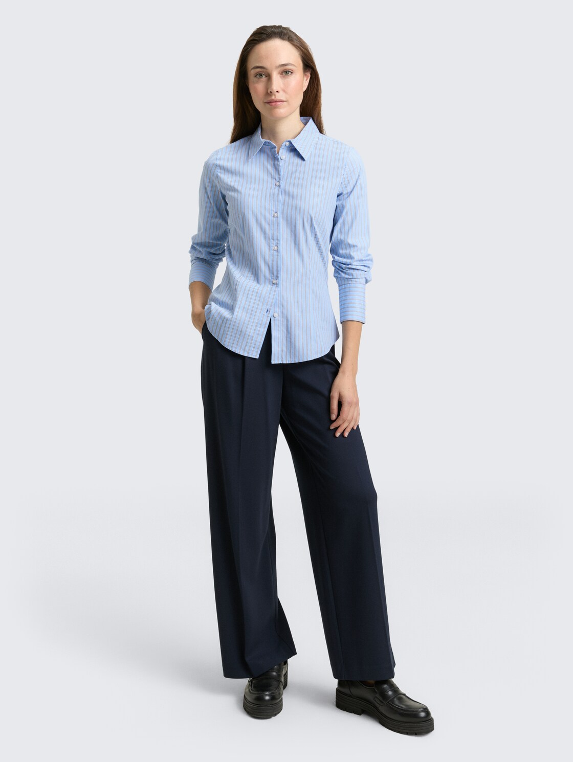 Fitted Popeline Hemdbluse - blue white poplin stripe - Model-Vorderansicht