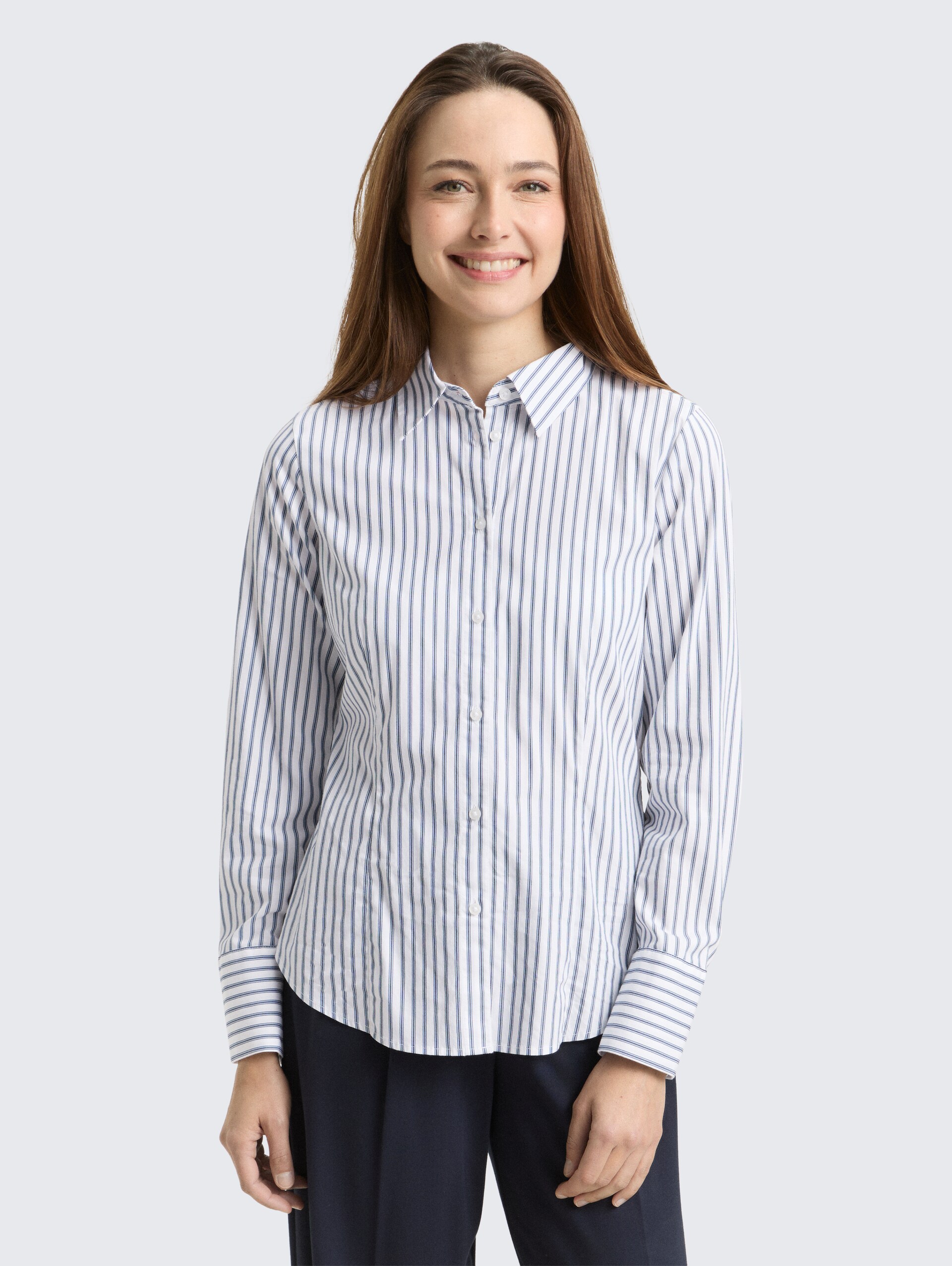 Fitted Popeline Hemdbluse - white blue poplin stripe - Ausschnitt Model-Vorderansicht