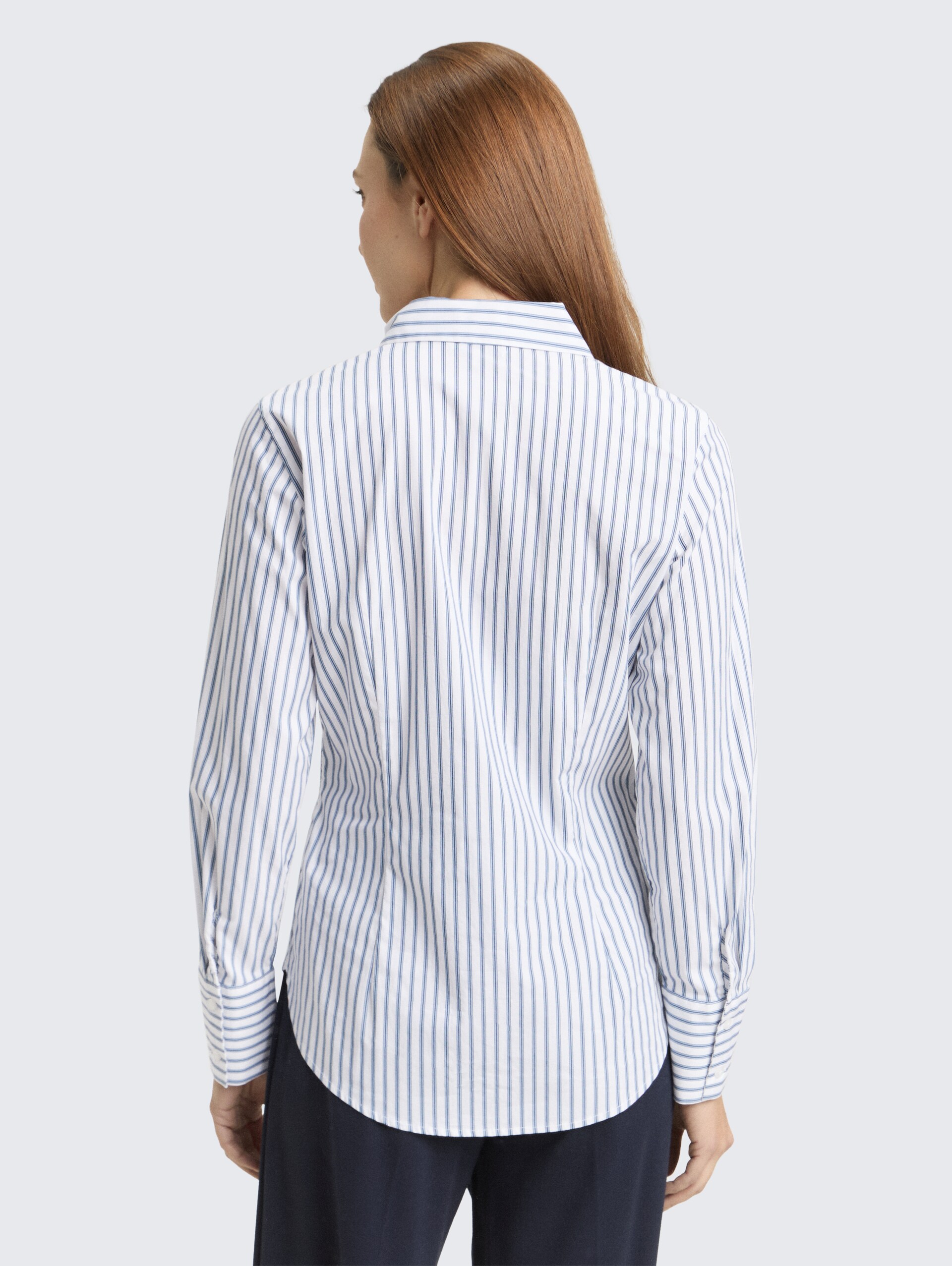 Fitted Popeline Hemdbluse - white blue poplin stripe - Auschnitt Model-Rückansicht