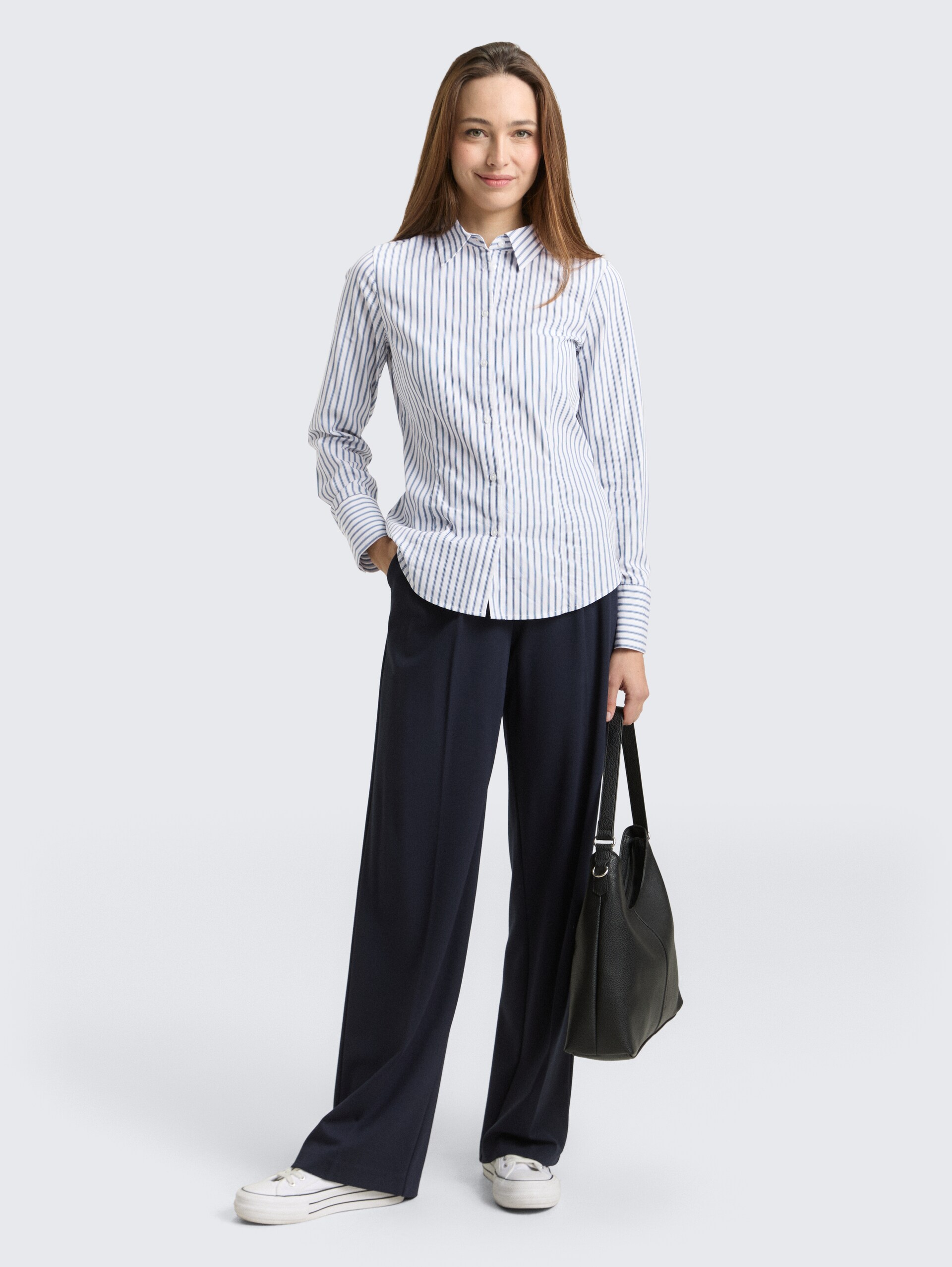 Fitted Popeline Hemdbluse - white blue poplin stripe - Model-Vorderansicht