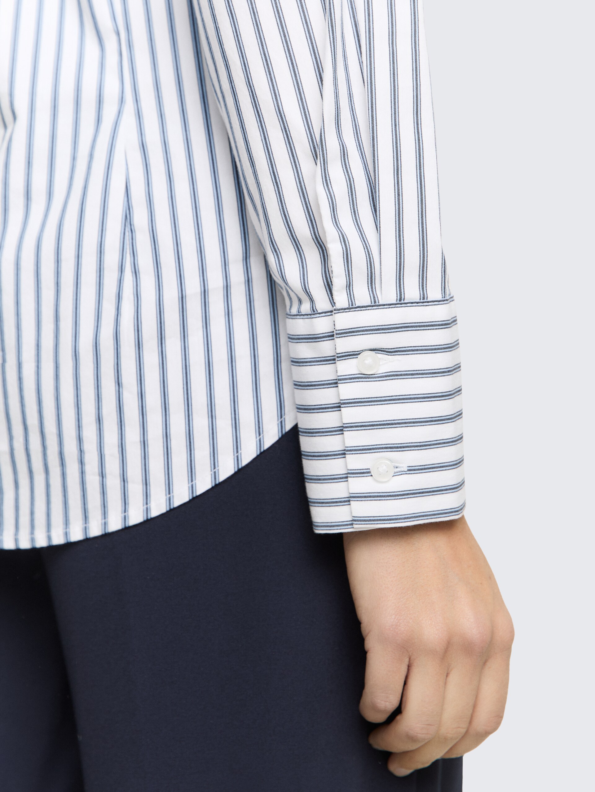 Fitted Popeline Hemdbluse - white blue poplin stripe - Detail-Model-Ansicht