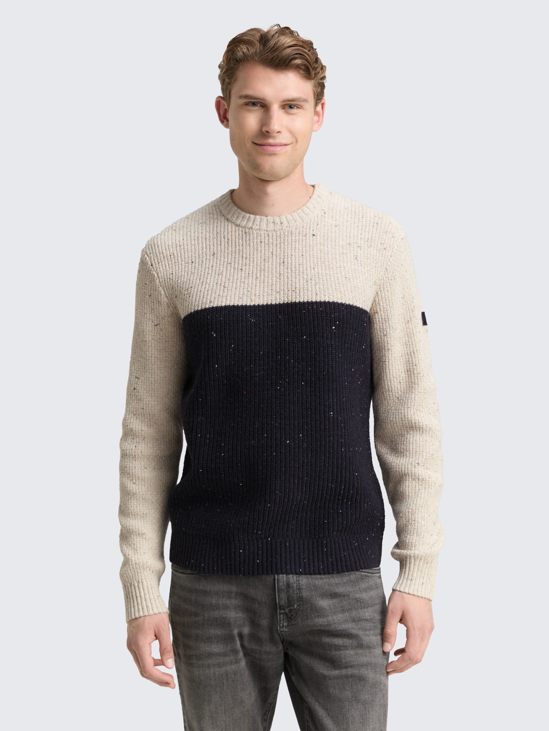 Strickpullover mit Strukturmix - offwhite navy color block - Ausschnitt Model-Vorderansicht