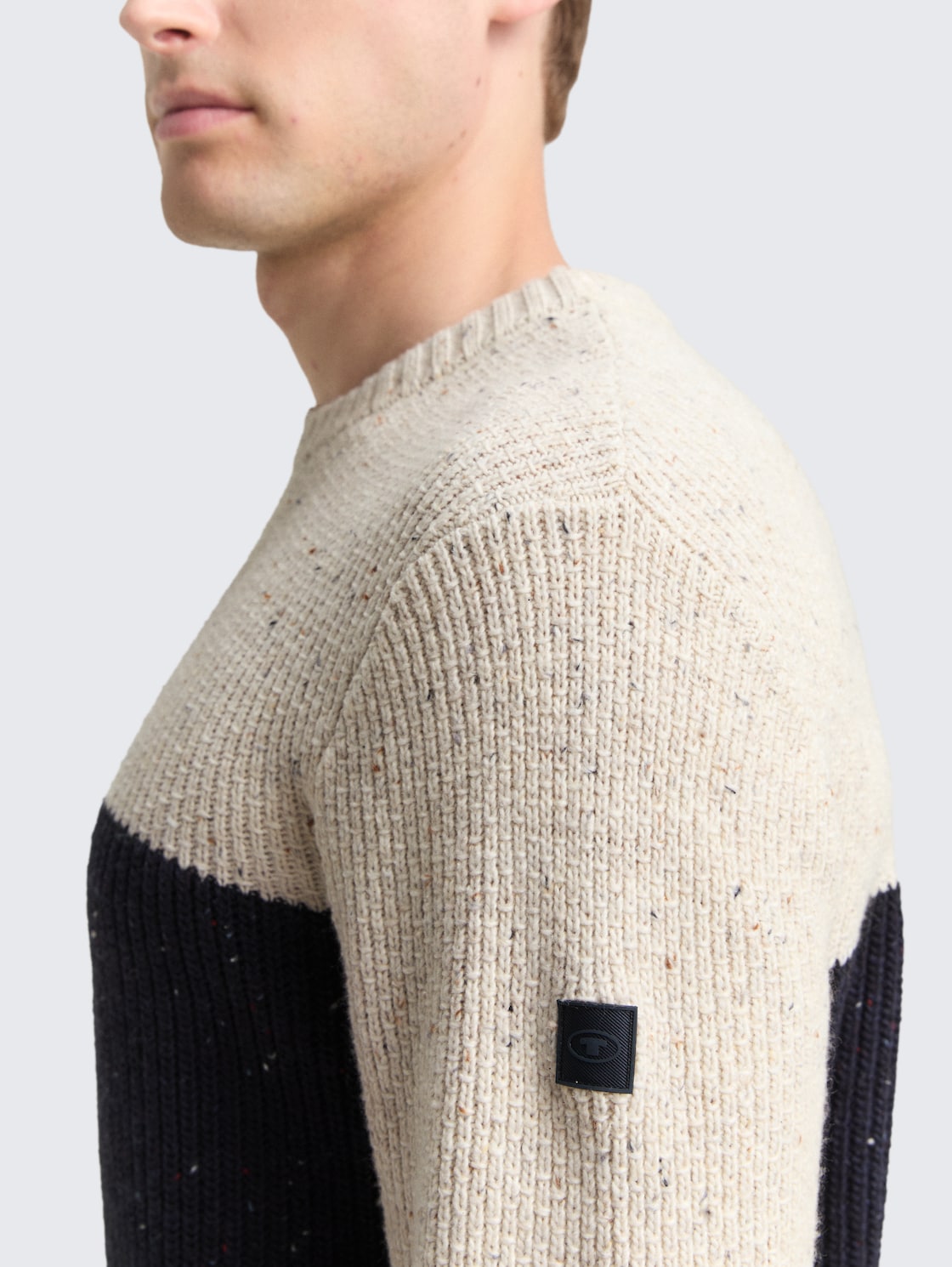 Strickpullover mit Strukturmix - offwhite navy color block - Detail-Model-Ansicht