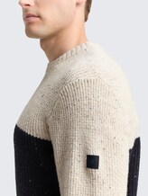 Strickpullover mit Strukturmix - offwhite navy color block - Detail-Model-Ansicht