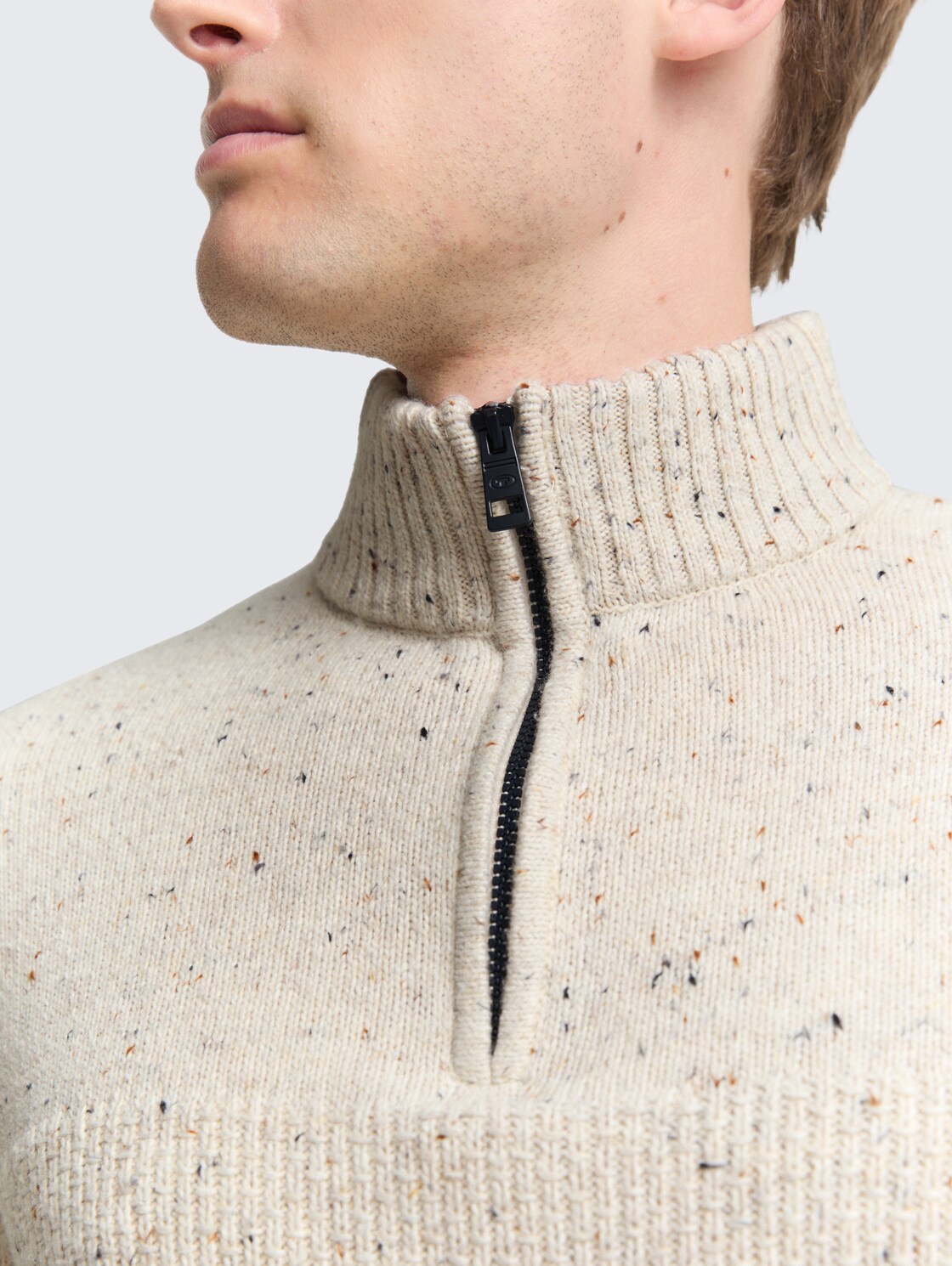 Troyer Strickpullover mit Strukturmix - offwhite melange multi neps - Detail-Model-Ansicht