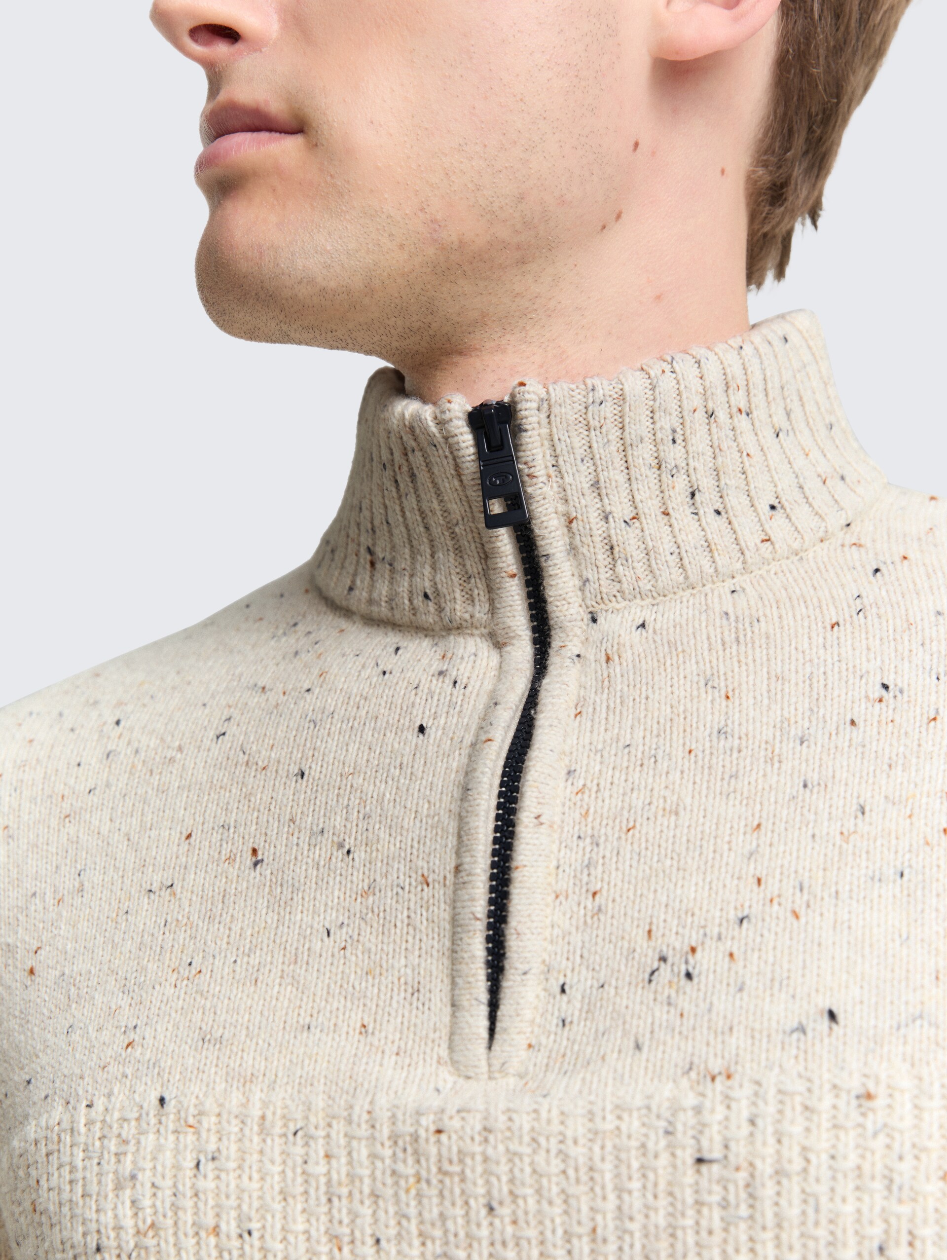Troyer Strickpullover mit Strukturmix - offwhite melange multi neps - Detail-Model-Ansicht