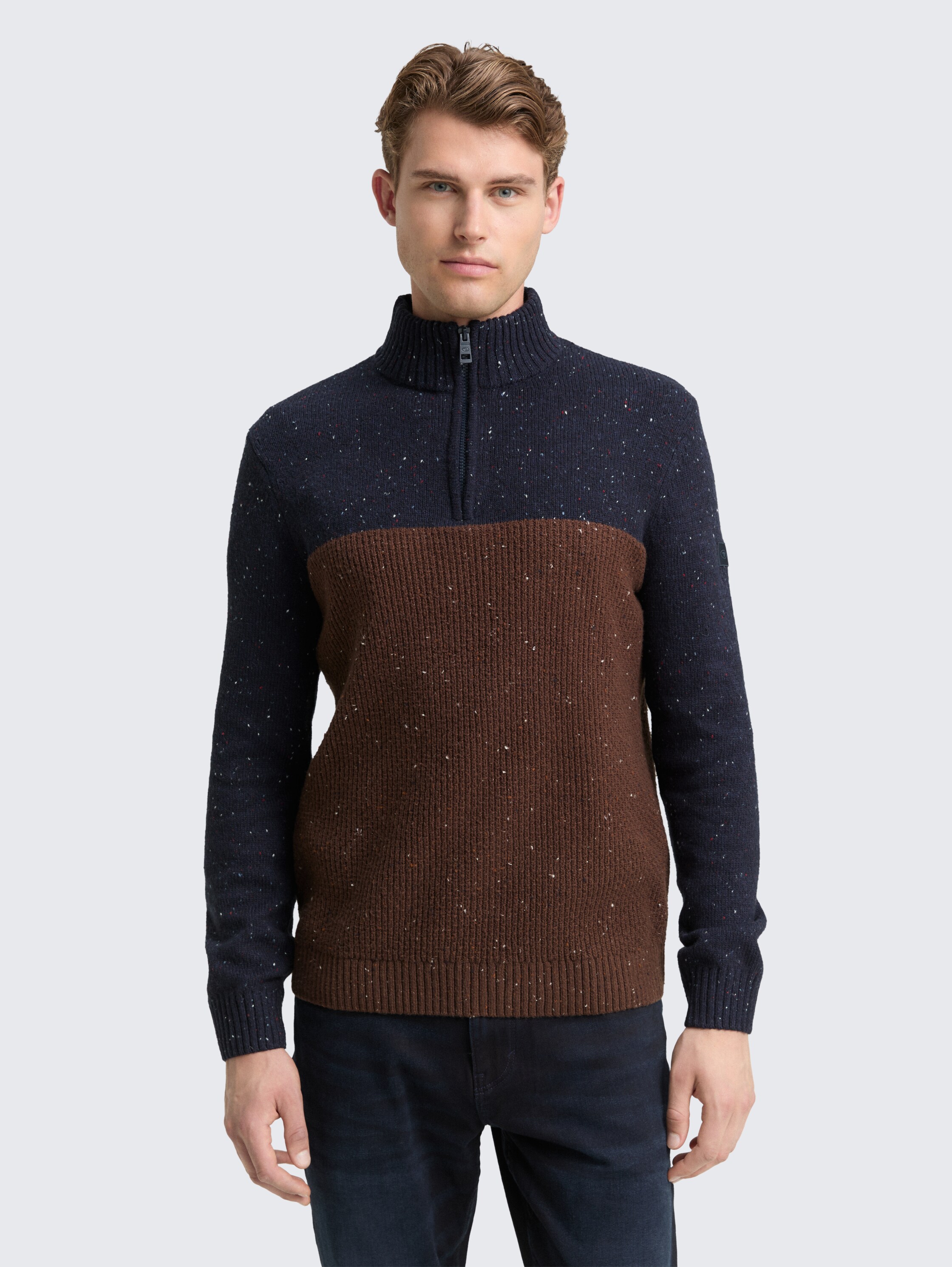 Troyer gebreide trui met mix van structuren - navy brown color block - Nek model vooraanzicht