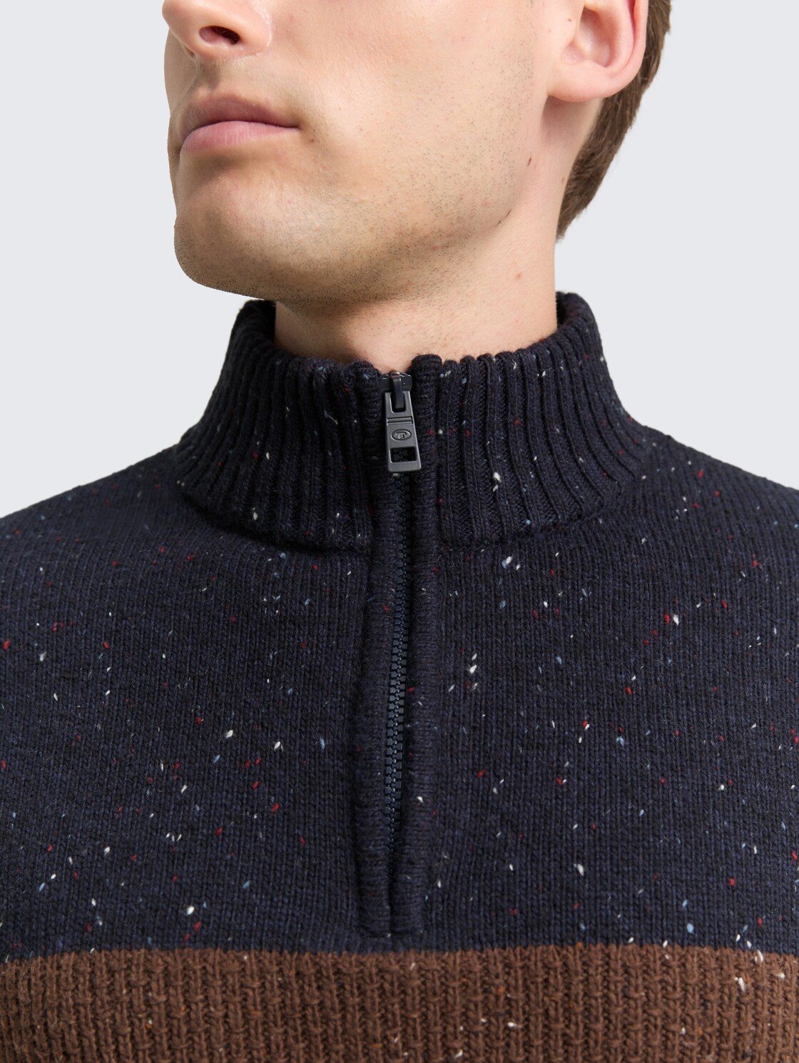Troyer Strickpullover mit Strukturmix - navy brown color block - Detail-Model-Ansicht