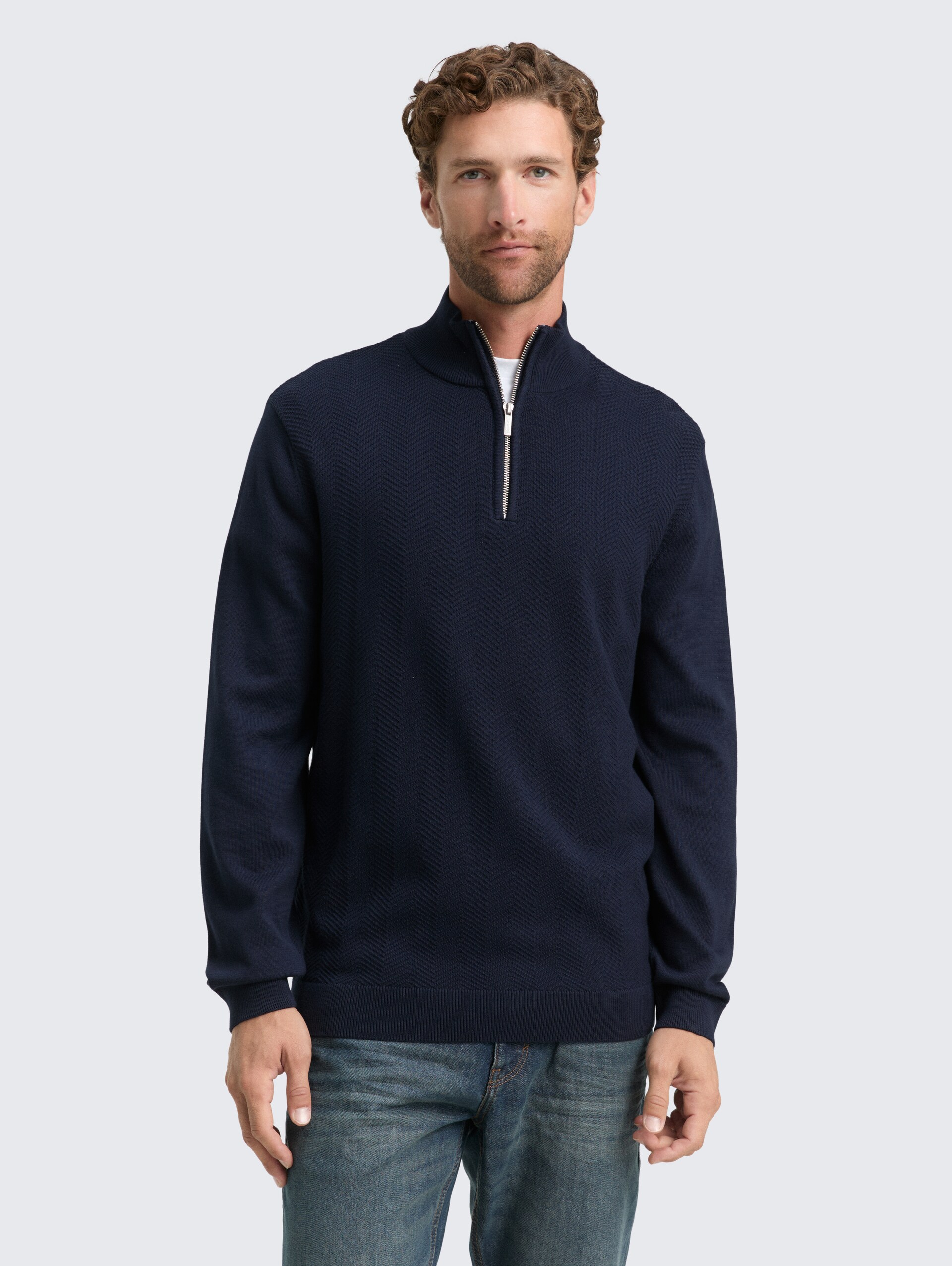 Troyer Strickpullover mit Fischgrät-Struktur - sky captain blue - Ausschnitt Model-Vorderansicht