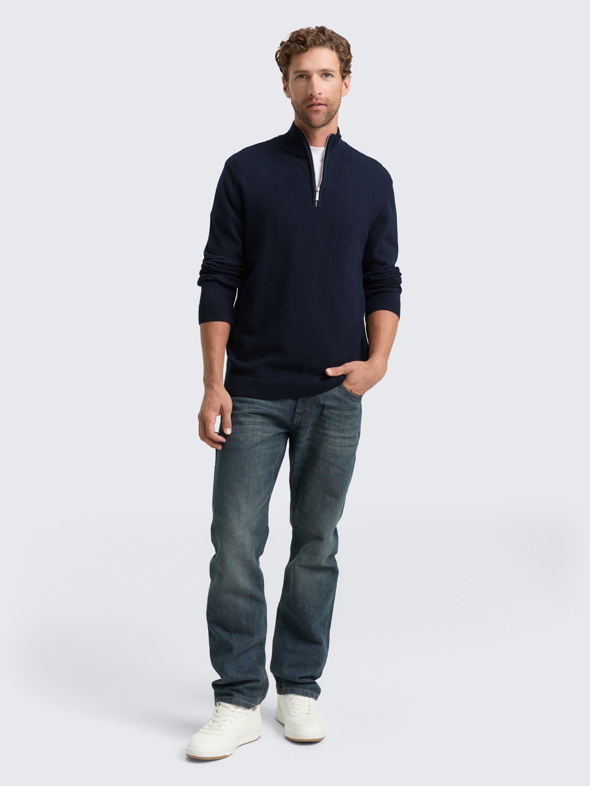Troyer Strickpullover mit Fischgrät-Struktur - sky captain blue - Model-Vorderansicht