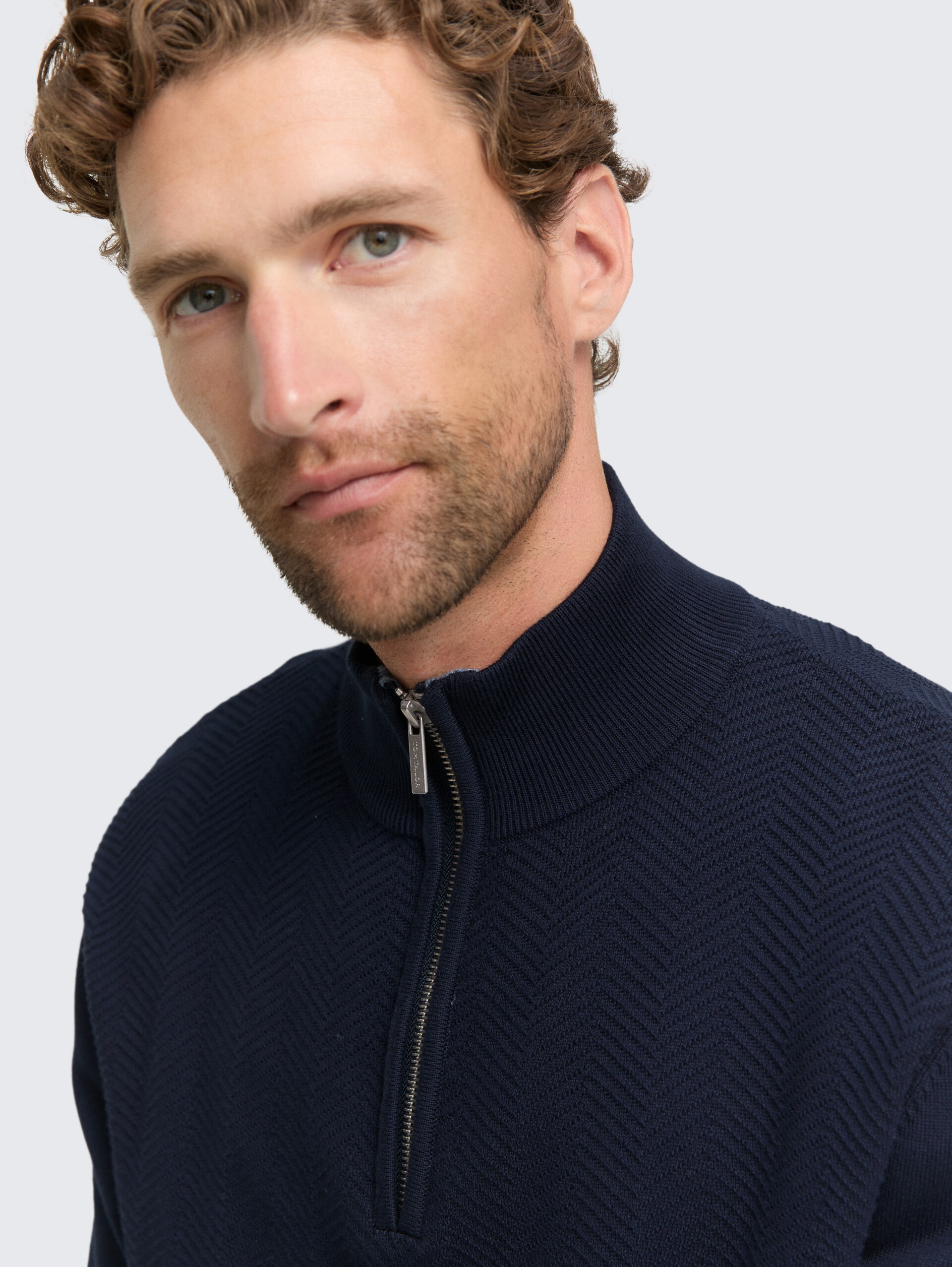 Troyer Strickpullover mit Fischgrät-Struktur - sky captain blue - Detail-Model-Ansicht