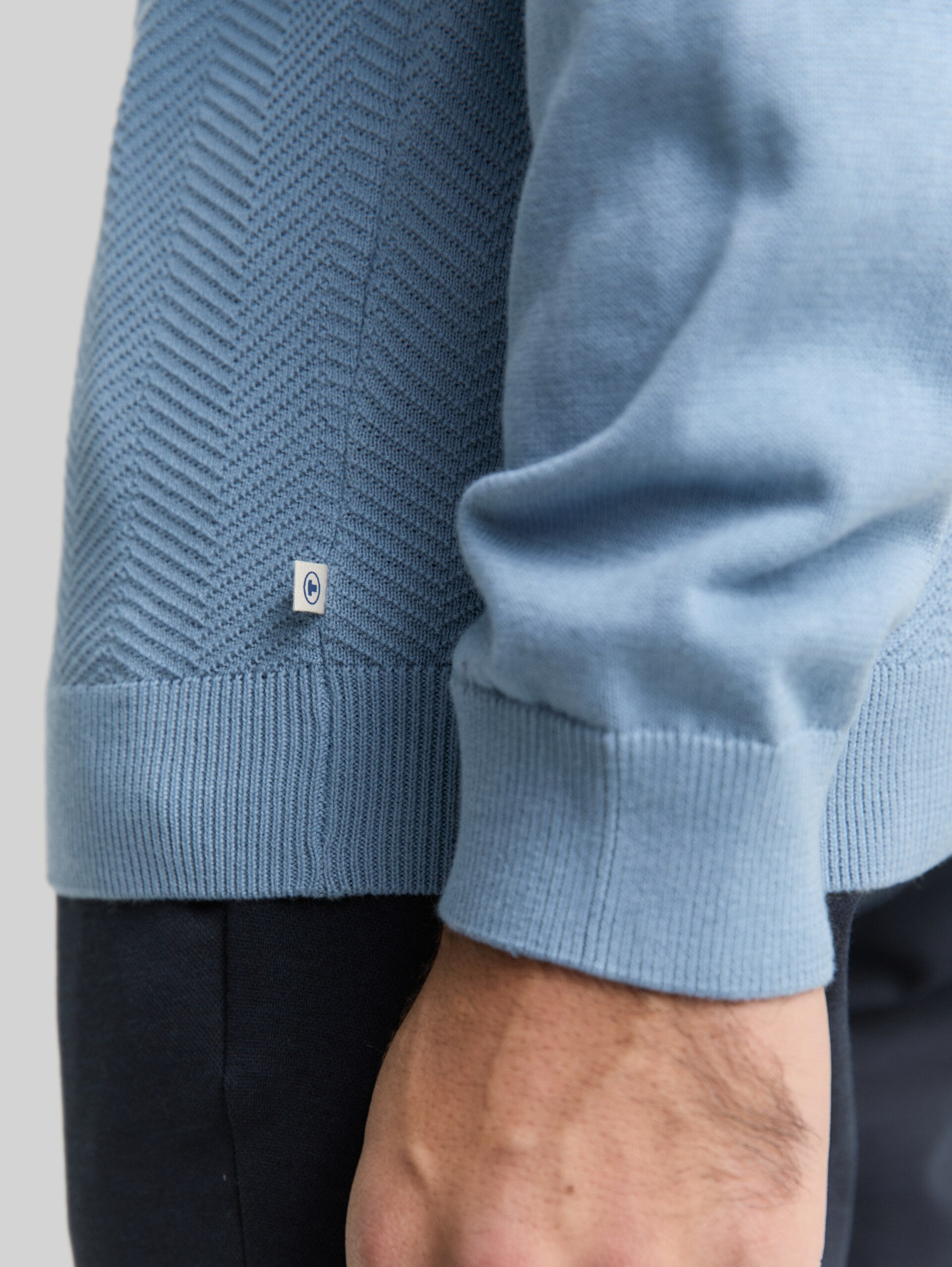Troyer knit jumper with herringbone texture - faded denim blue - Detail model view