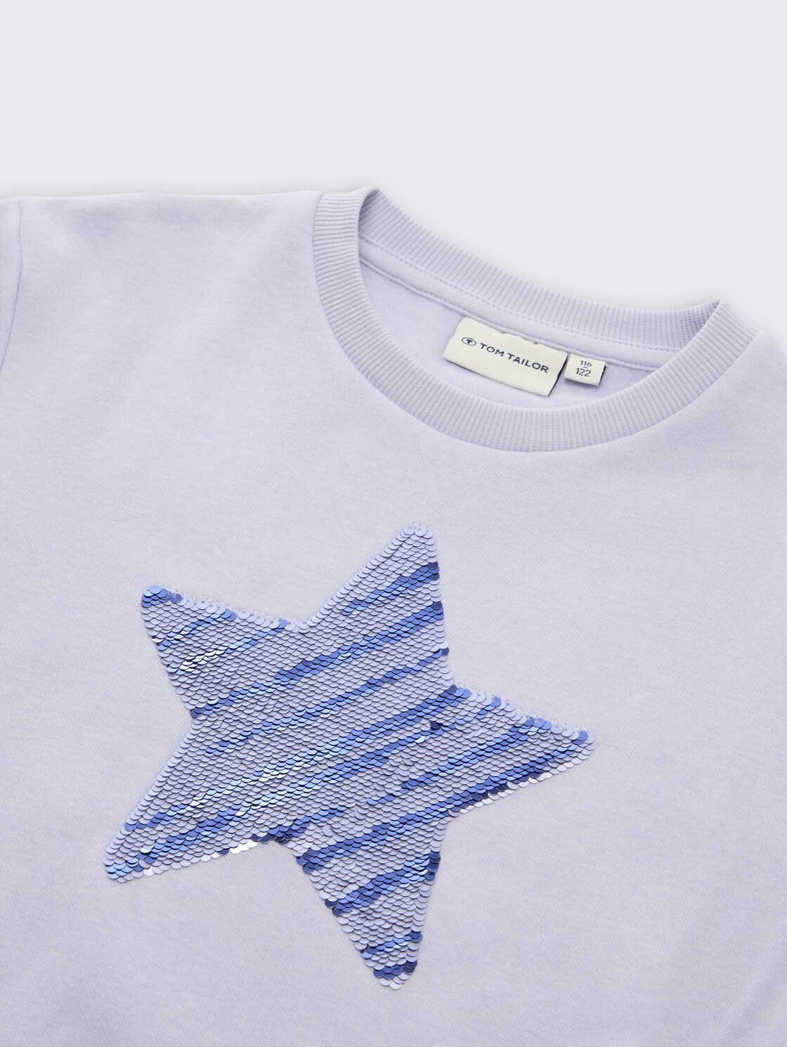 Cropped Sweatshirt mit Wendepailletten - light lavender - Detail-Model-Ansicht