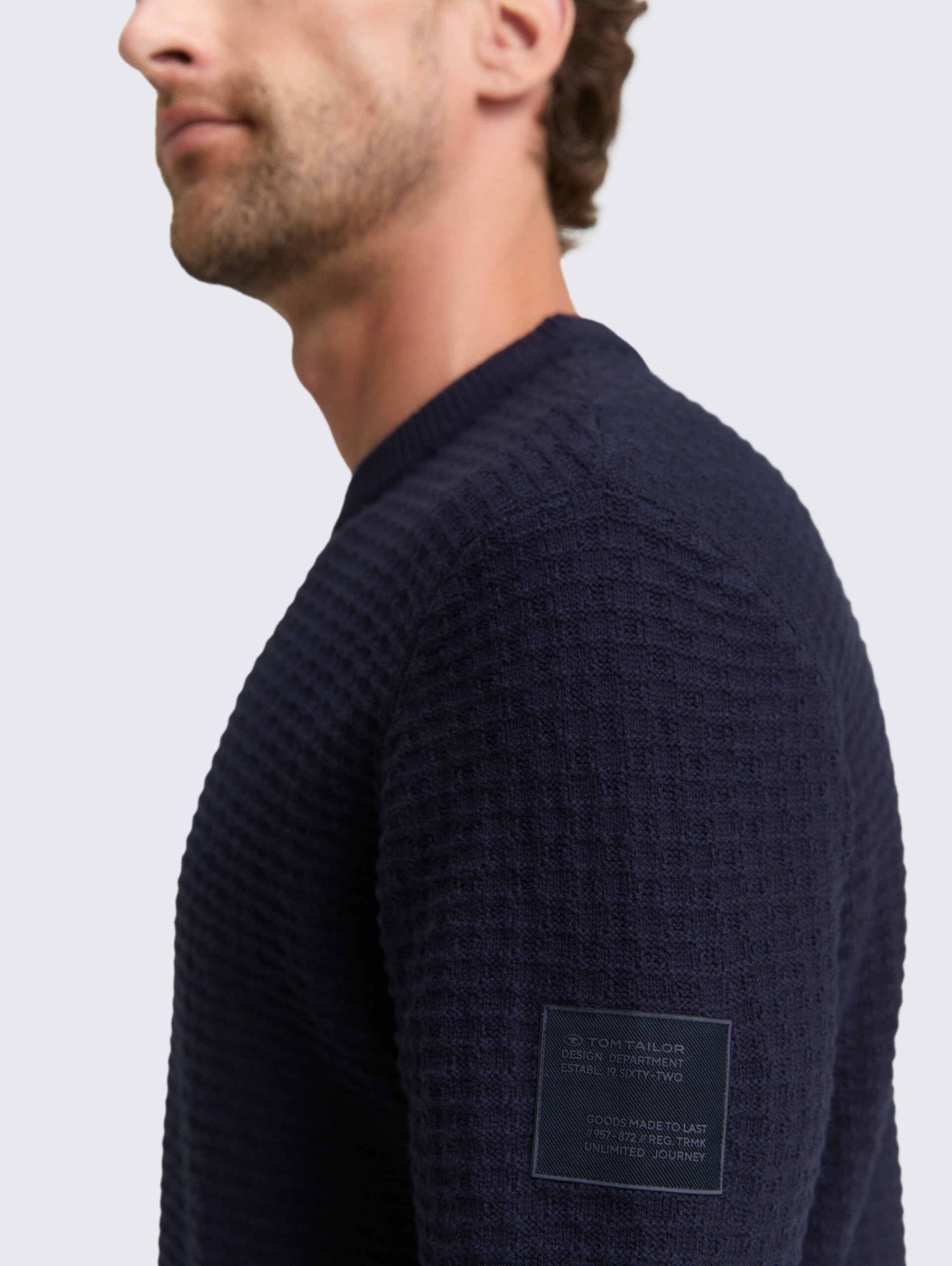 Strickpullover mit Rundhalsausschnitt - sky captain blue - Detail-Model-Ansicht