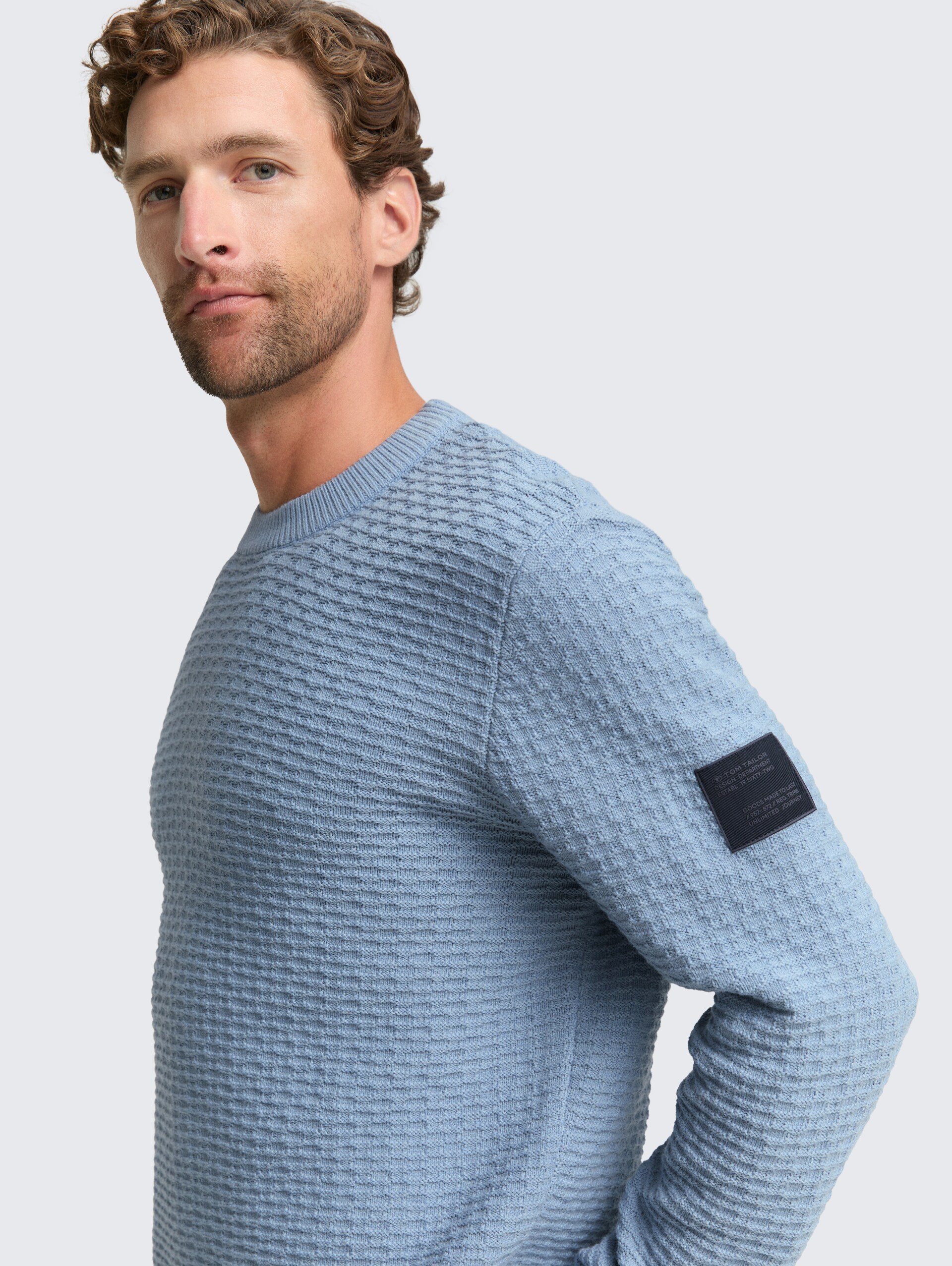 Strickpullover mit Rundhalsausschnitt - faded denim blue - Detail-Model-Ansicht