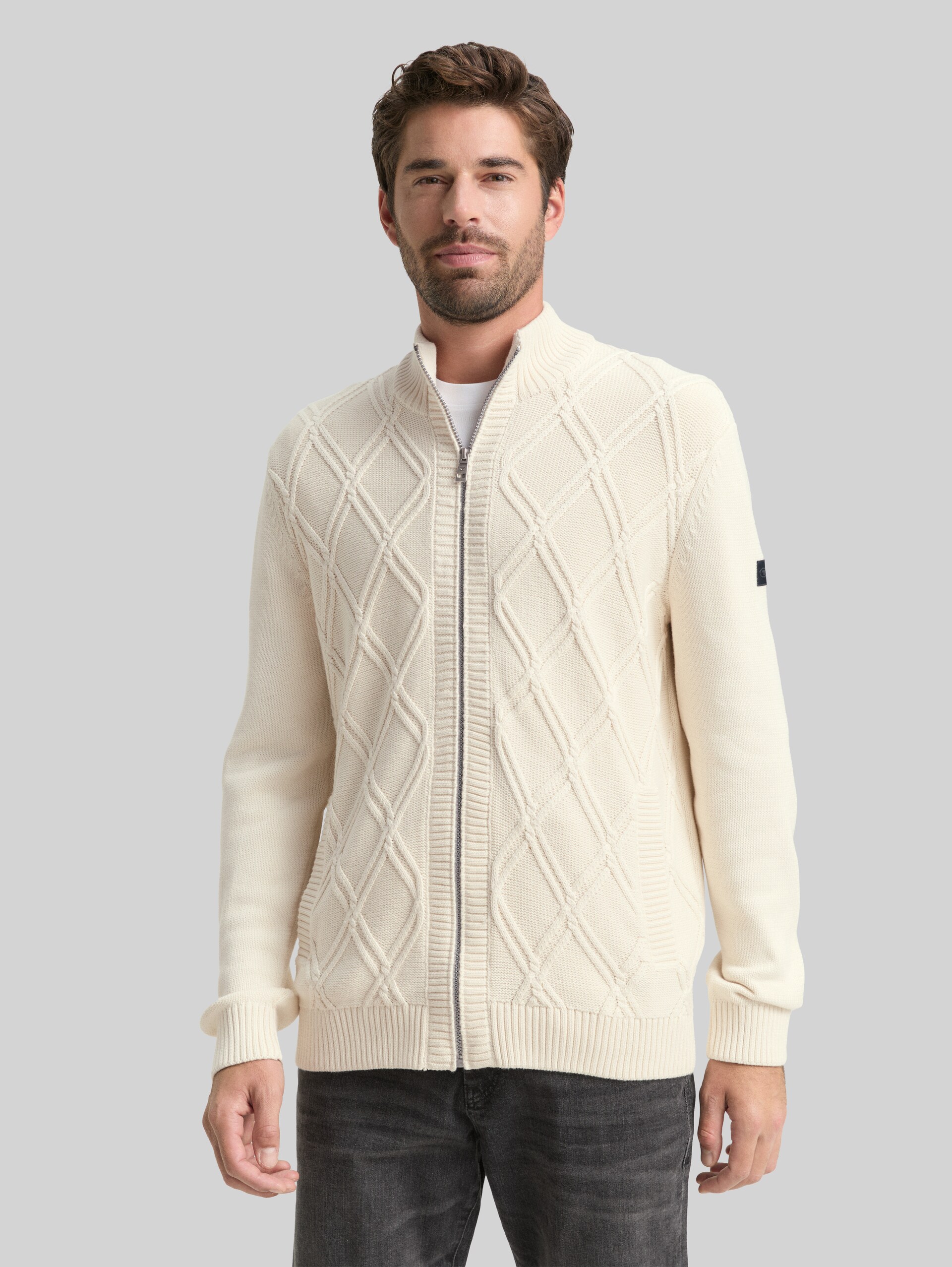 Strickjacke mit Zopfmuster - Gardenia White - Ausschnitt Model-Vorderansicht