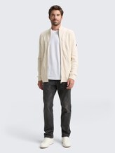 Strickjacke mit Zopfmuster - Gardenia White - Model-Vorderansicht