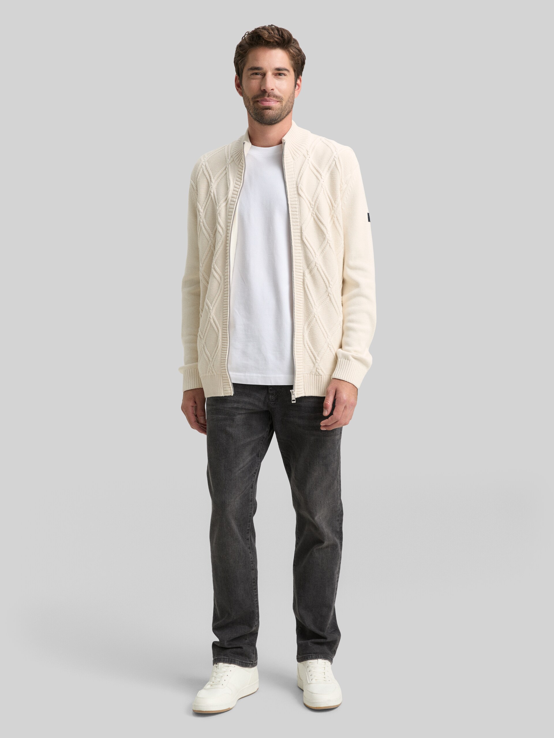 Strickjacke mit Zopfmuster - Gardenia White - Model-Vorderansicht