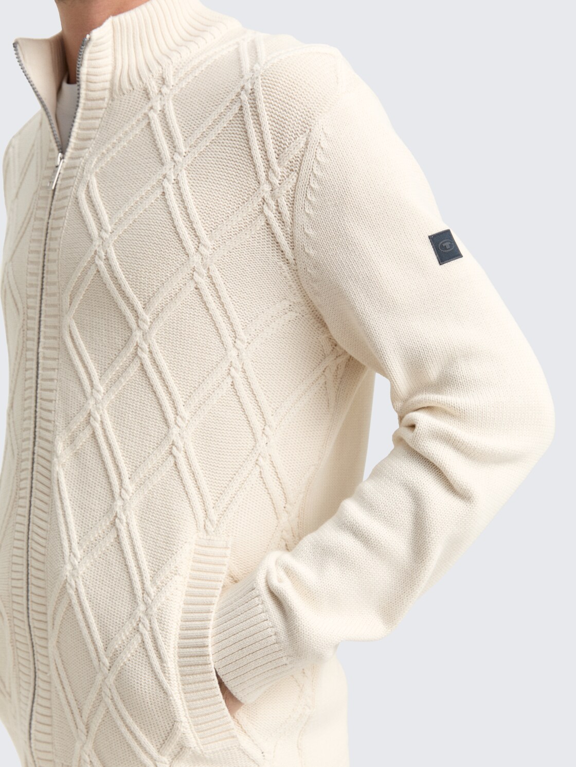 Strickjacke mit Zopfmuster - Gardenia White - Detail-Model-Ansicht