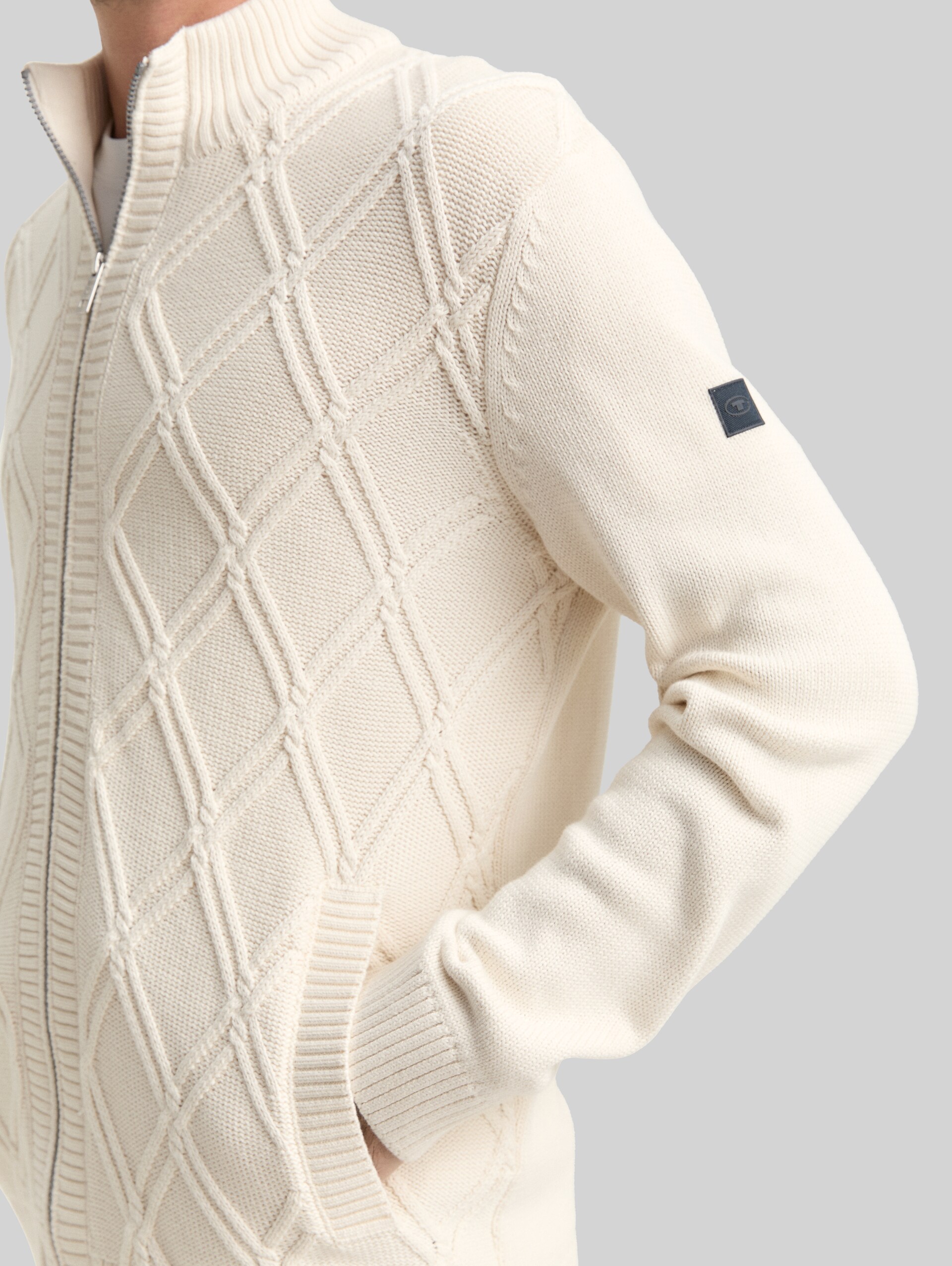 Strickjacke mit Zopfmuster - Gardenia White - Detail-Model-Ansicht