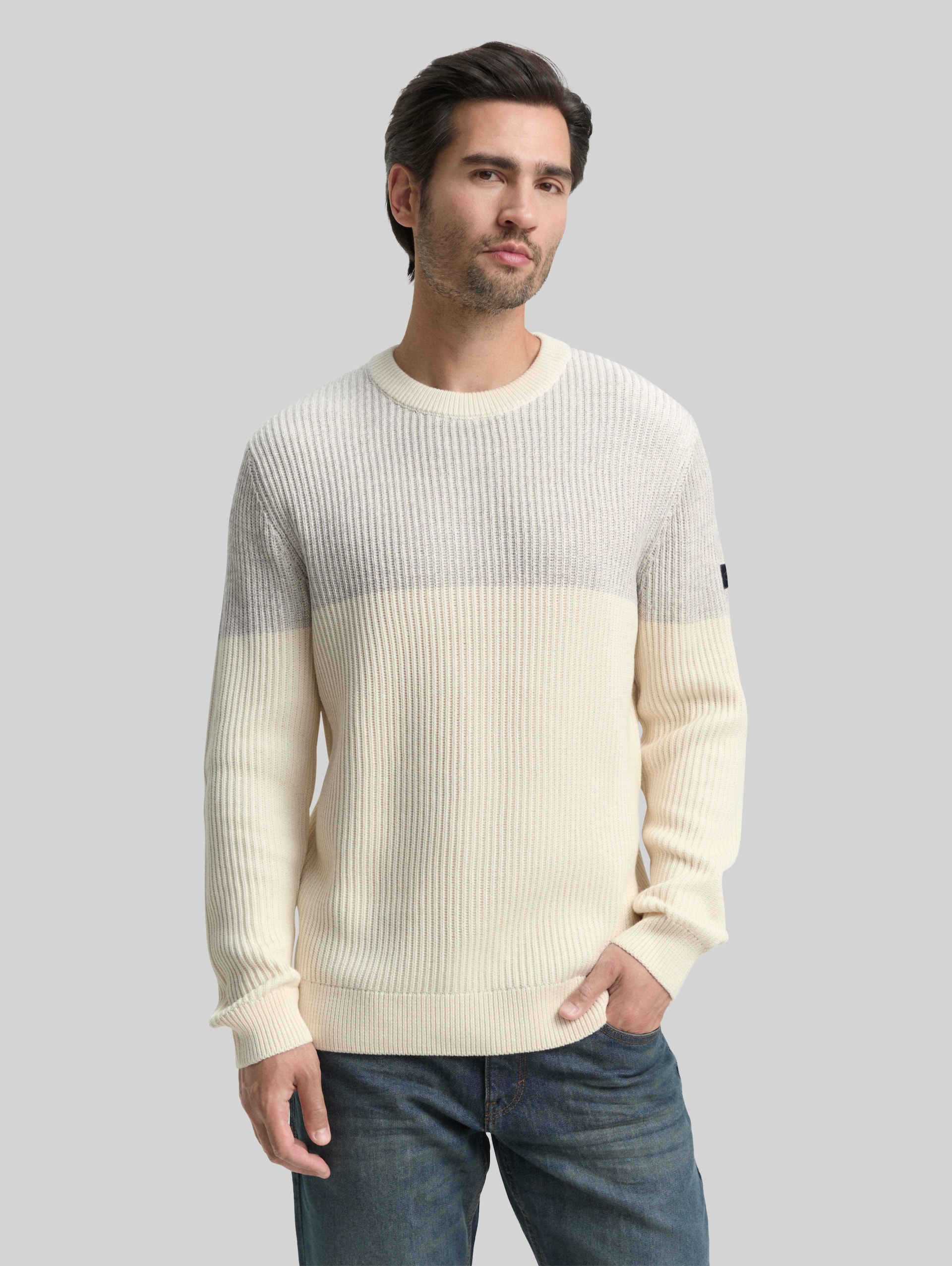 Knitted jumper - offwhite grey plated mouline - Neckline model front view