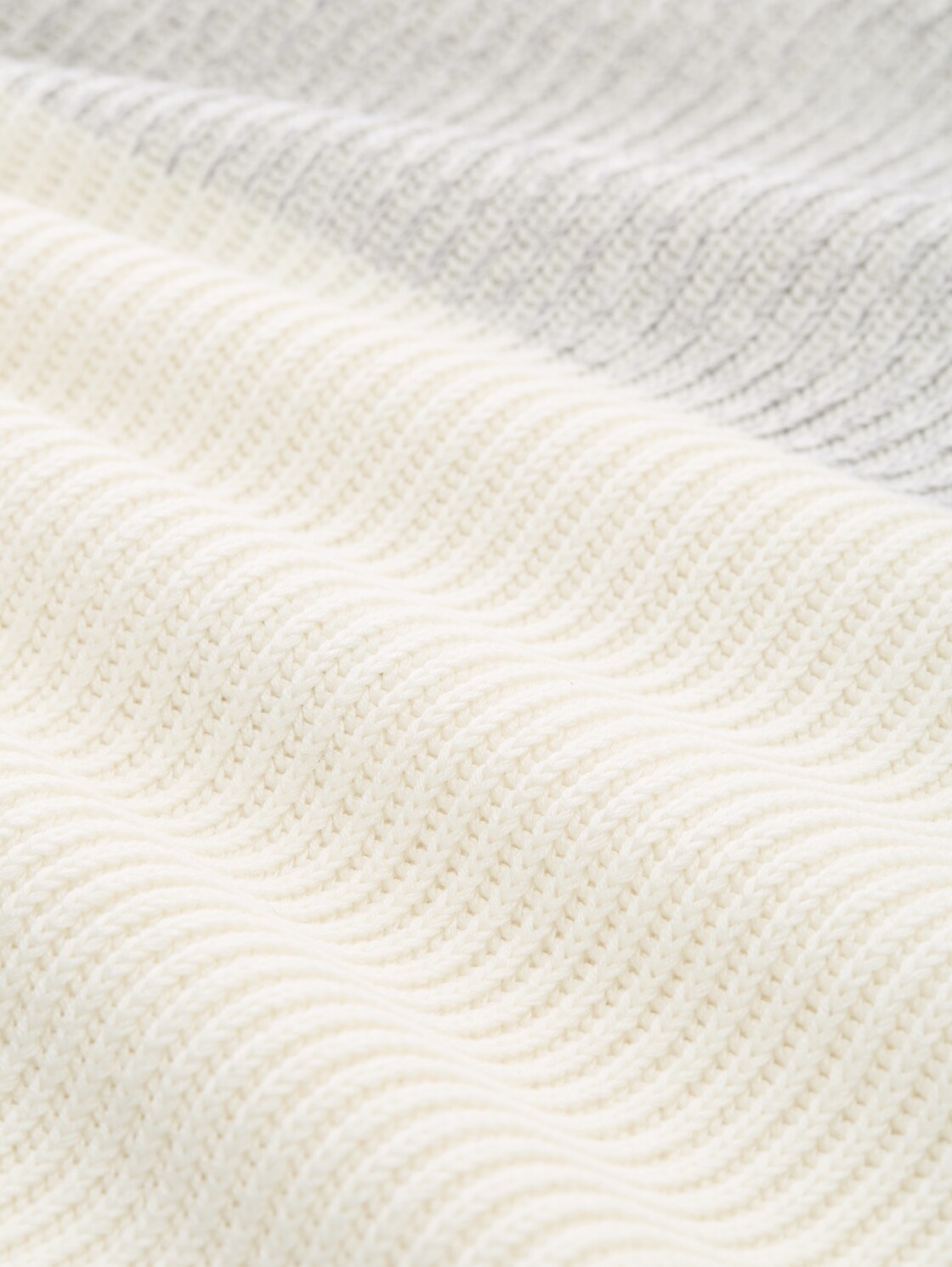 Strickpullover mit Rundhalsausschnitt - offwhite grey plated mouline - Material-Ansicht